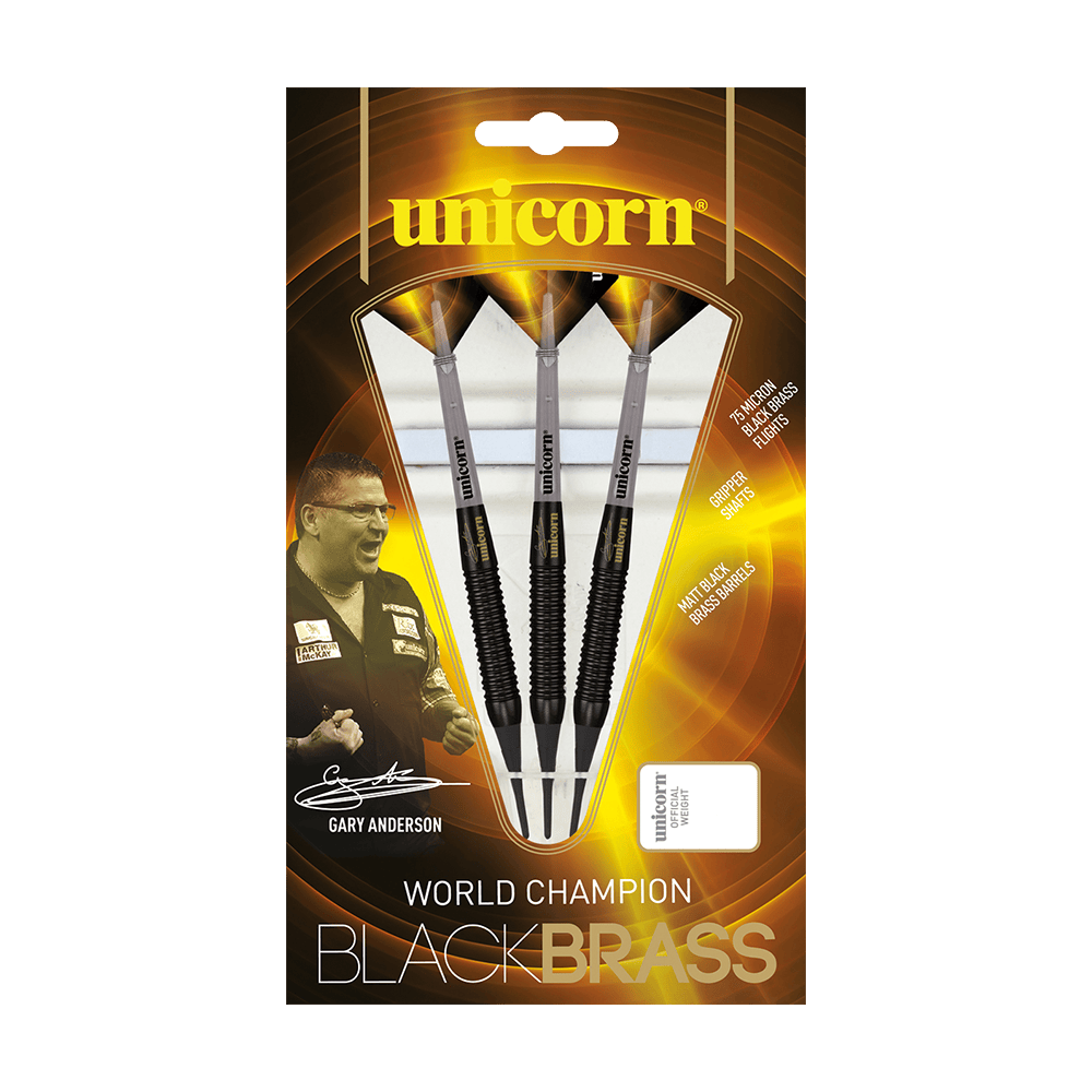 23662_Unicorn_Gary_Anderson_Black_Brass_Softdarts_3 Das Bild zeigt die "Unicorn Gary Anderson Black Brass Softdarts - 18g" in ihrer Verpackung. Die Verpackung ist schwarz-gold und enthält drei Darts sowie das Bild eines Spielers.