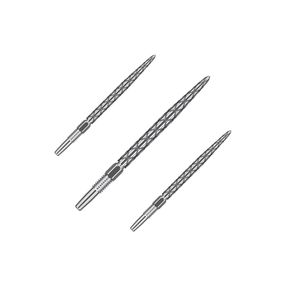 Target Swiss Diamond Pro Silver Points Dartspitzen Auf dem Bild sind drei silberne Dartspitzen mit einem rautenförmigen Muster zu sehen. Sie liegen parallel nebeneinander auf einem grünen Hintergrund.