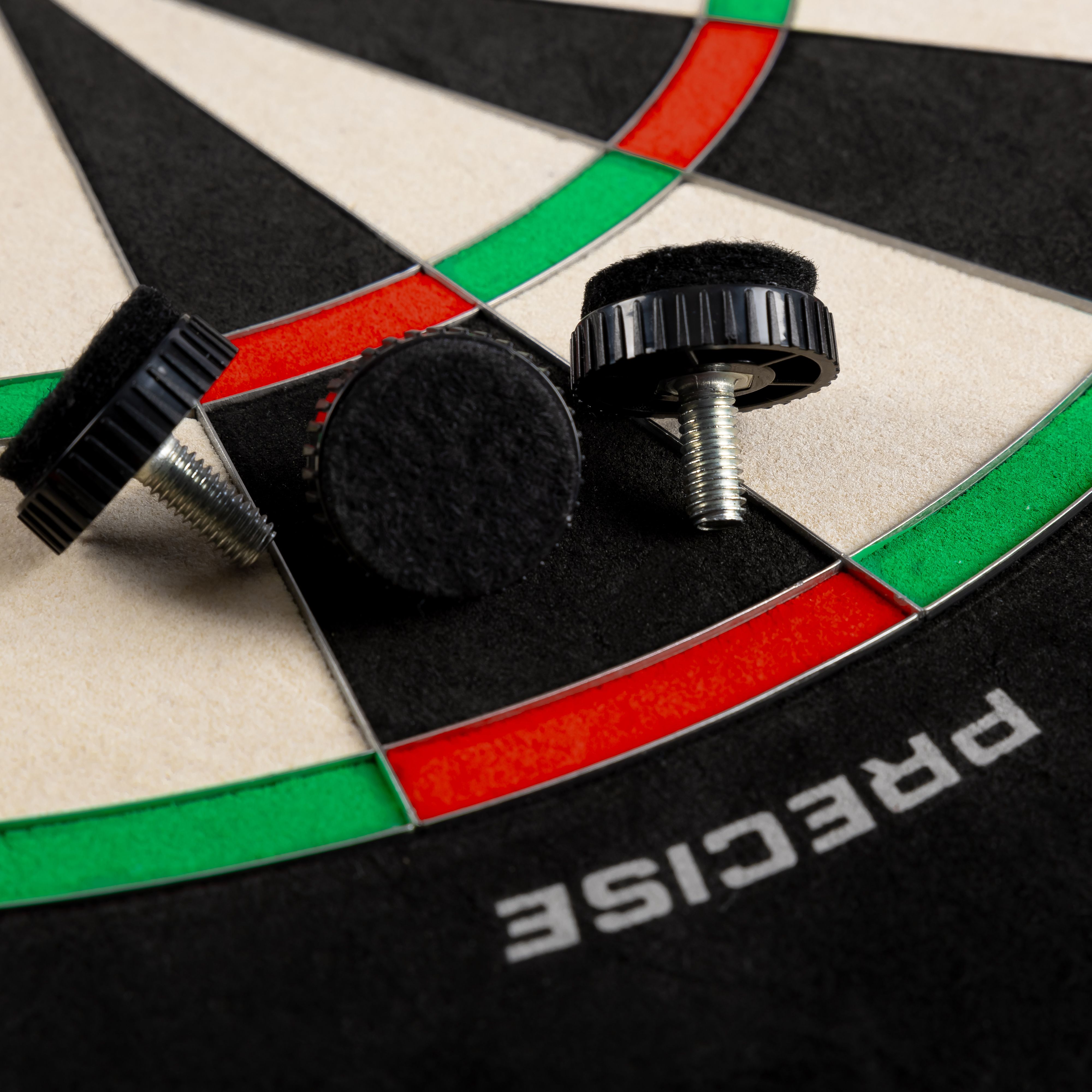 Precise 180 Endorphine Steeldartboard mit Nummernring - Classic White Hier wird das Precise 180 Endorphine Steeldartboard mit Nummernring in Weiß dargestellt. Das Produkt ist speziell für Dartsportler entwickelt worden.