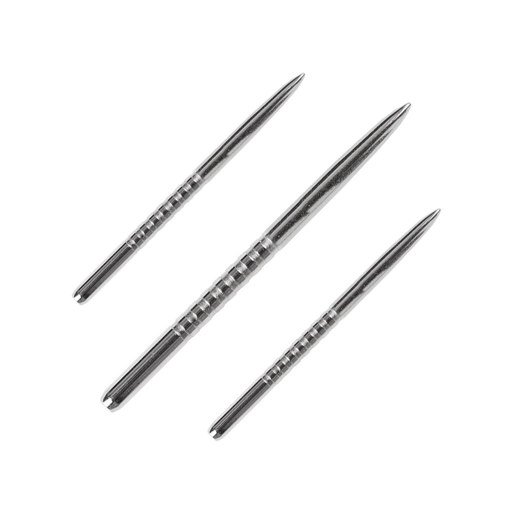 57783_Bulls_GP3_Steeldartspitzen_Silber_42mm_1 Das Bild zeigt drei silberne Steeldartspitzen des Produkts „Bulls GP3 Steeldartspitzen Silber“. Sie sind aus Metall und haben eine geriffelte Oberfläche für besseren Halt.