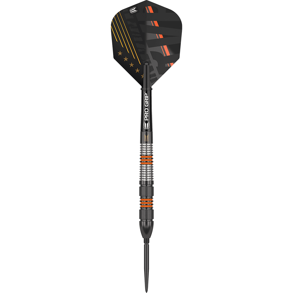 Das Bild zeigt einen Steeldartpfeil mit schwarzer und silberner Griffzone sowie orangen Akzenten. Die Dartflügel sind schwarz mit orangenen und goldenen Streifen und Sternen verziert.