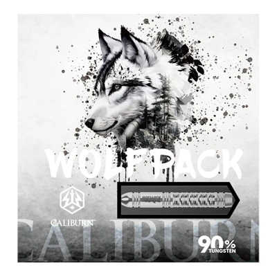 Caliburn Wolfpack W1 Steeldarts - 23g Das Bild zeigt die Verpackung der "Caliburn Wolfpack W1 Steeldarts - 23,5g". Auf der Vorderseite ist ein Wolfskopf zusammen mit einem abgebildeten Dartpfeil und dem Hinweis "90% Tungsten" zu sehen.