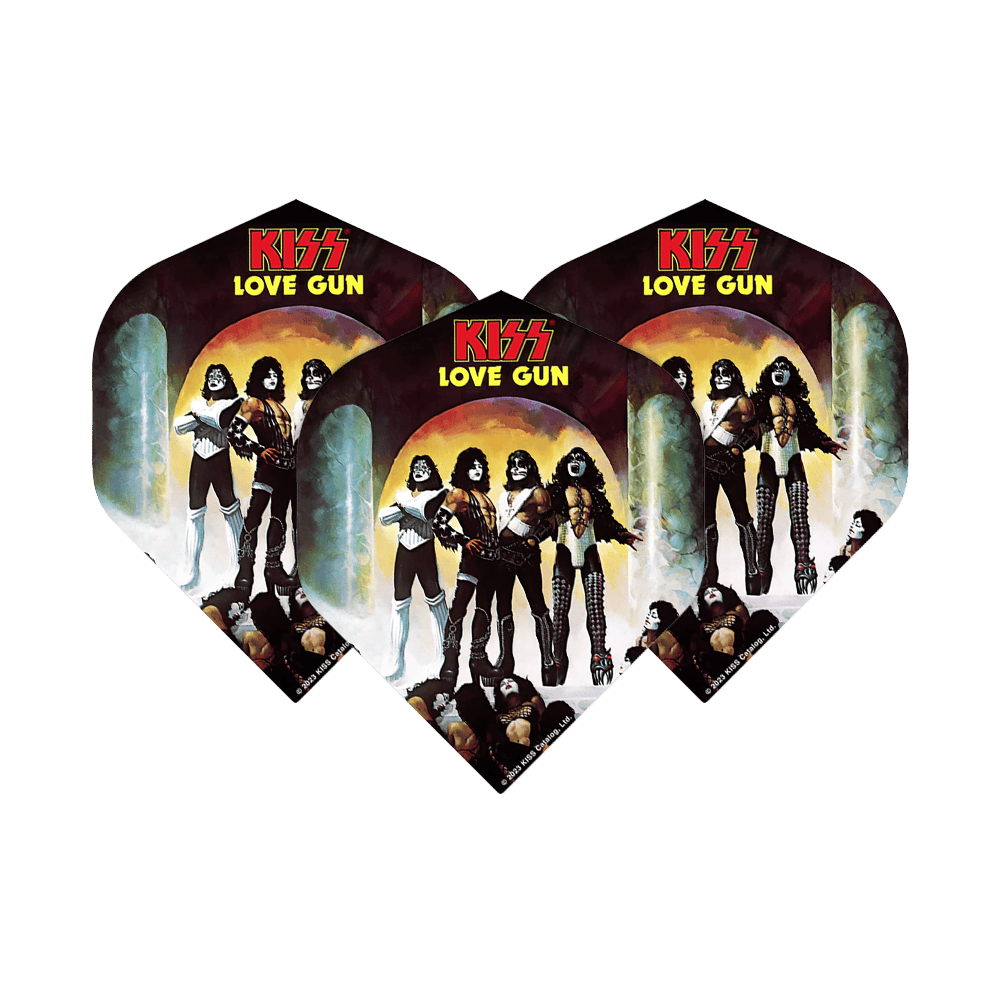 Mission Kiss Love Gun No2 Standard Flights - F 4177 Das Bild zeigt drei Dartflights mit dem Aufdruck "KISS LOVE GUN" und einer Abbildung der Bandmitglieder. Die Flights sind im Design des bekannten Kiss-Albums "Love Gun" gestaltet.