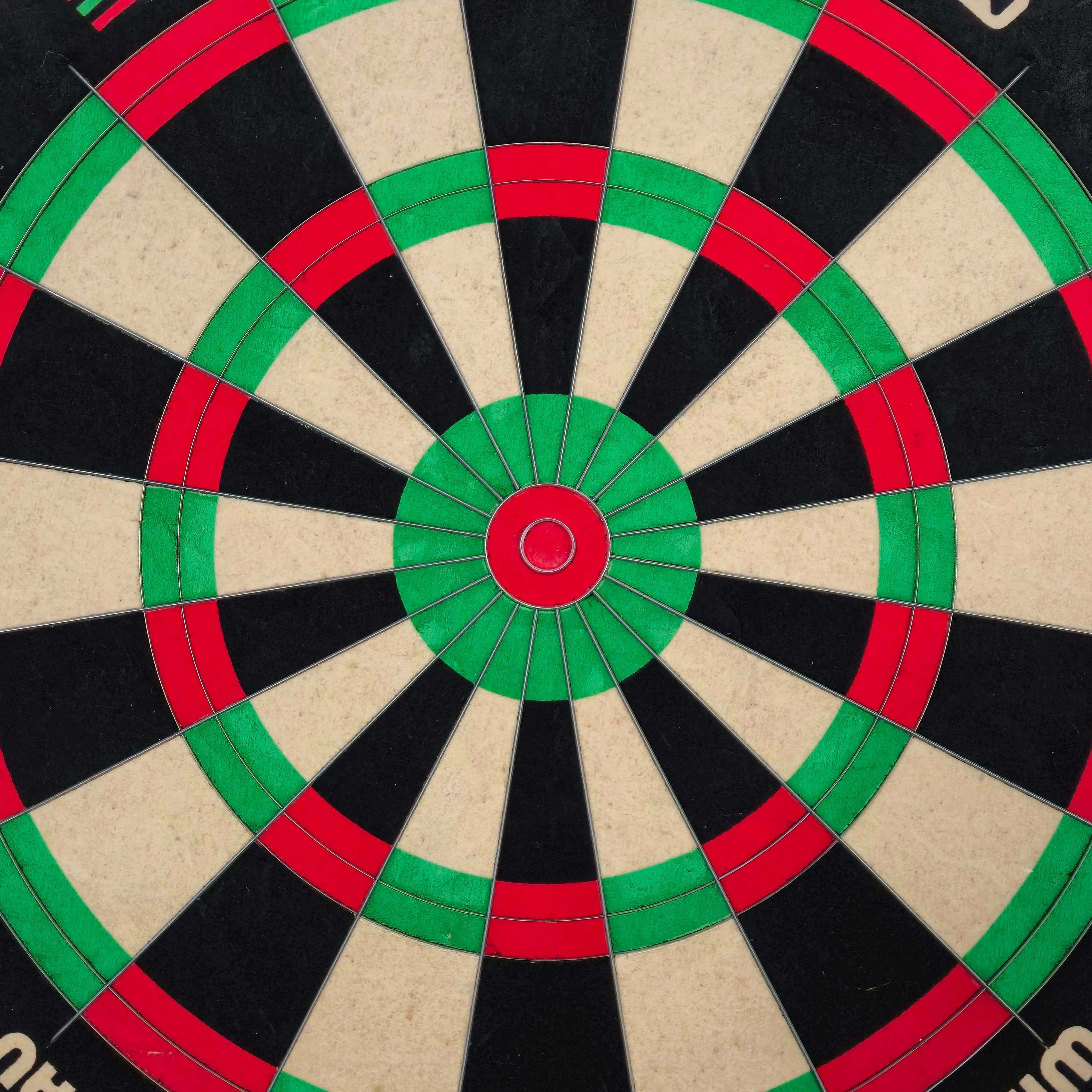 Dieses Bild stellt das Winmau Equalizer Steeldartboard dar. Das Steeldartboard eignet sich für präzises Dartspielen.