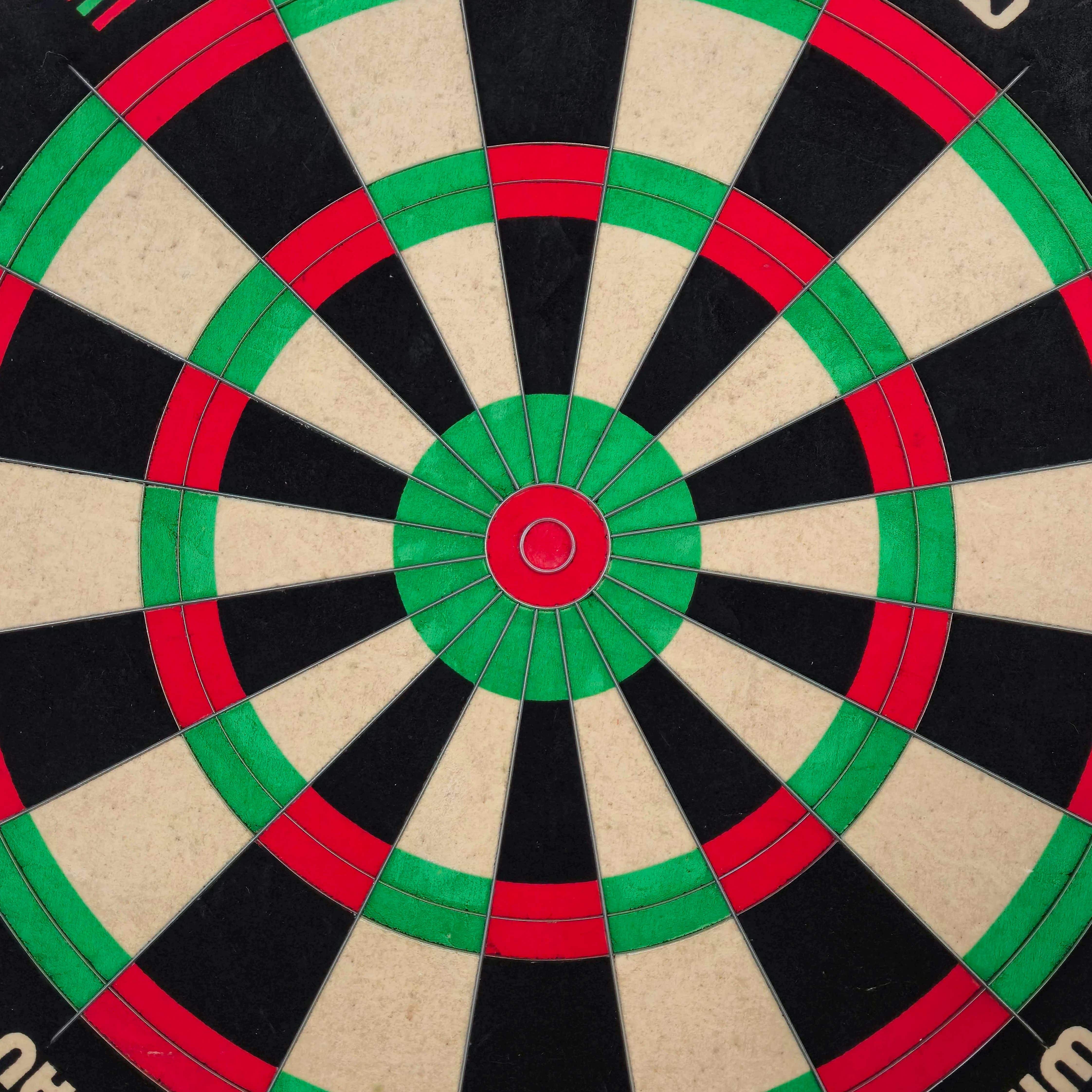 Winmau Equalizer Steeldartboard Dieses Bild stellt das Winmau Equalizer Steeldartboard dar. Das Steeldartboard eignet sich für präzises Dartspielen.