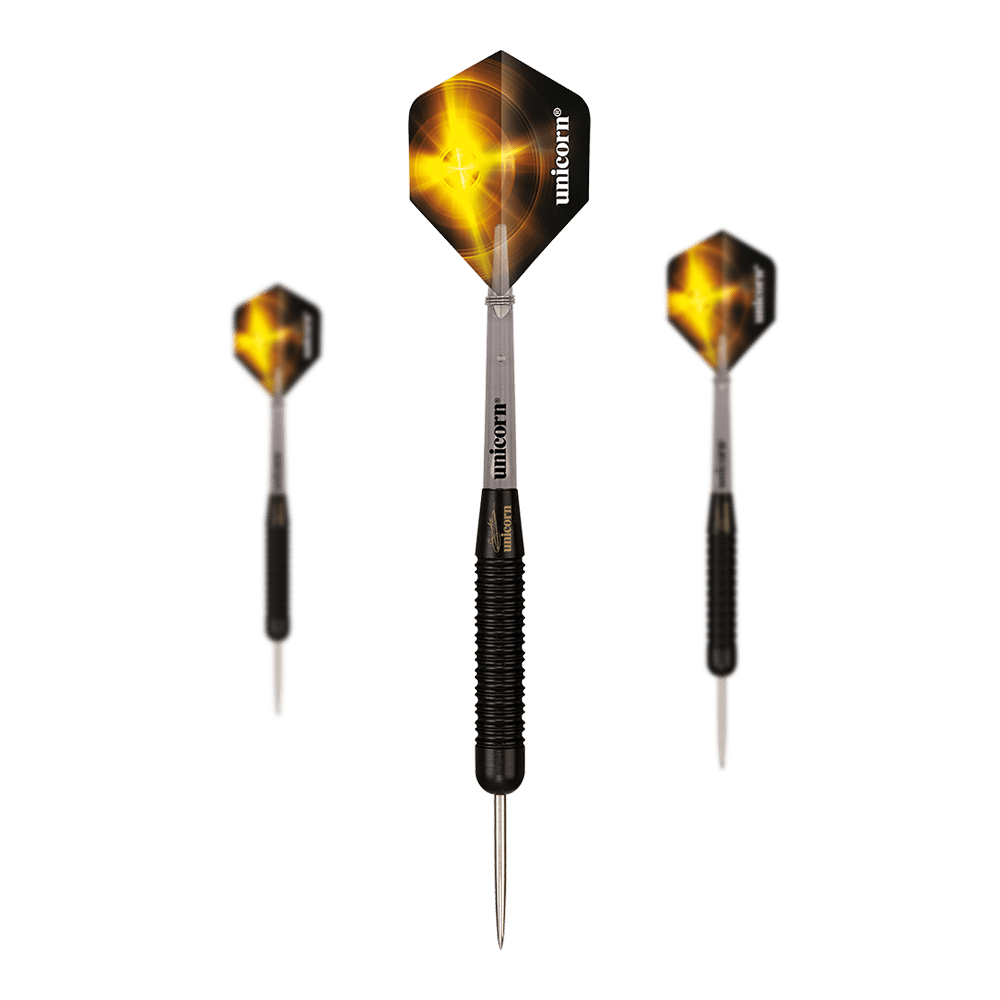 Das Bild zeigt drei Steeldarts des Modells "Unicorn Black Brass Gary Anderson V1". Die Flights sind schwarz mit einem gelben, leuchtenden Design und der Schrift "Unicorn" bedruckt.
