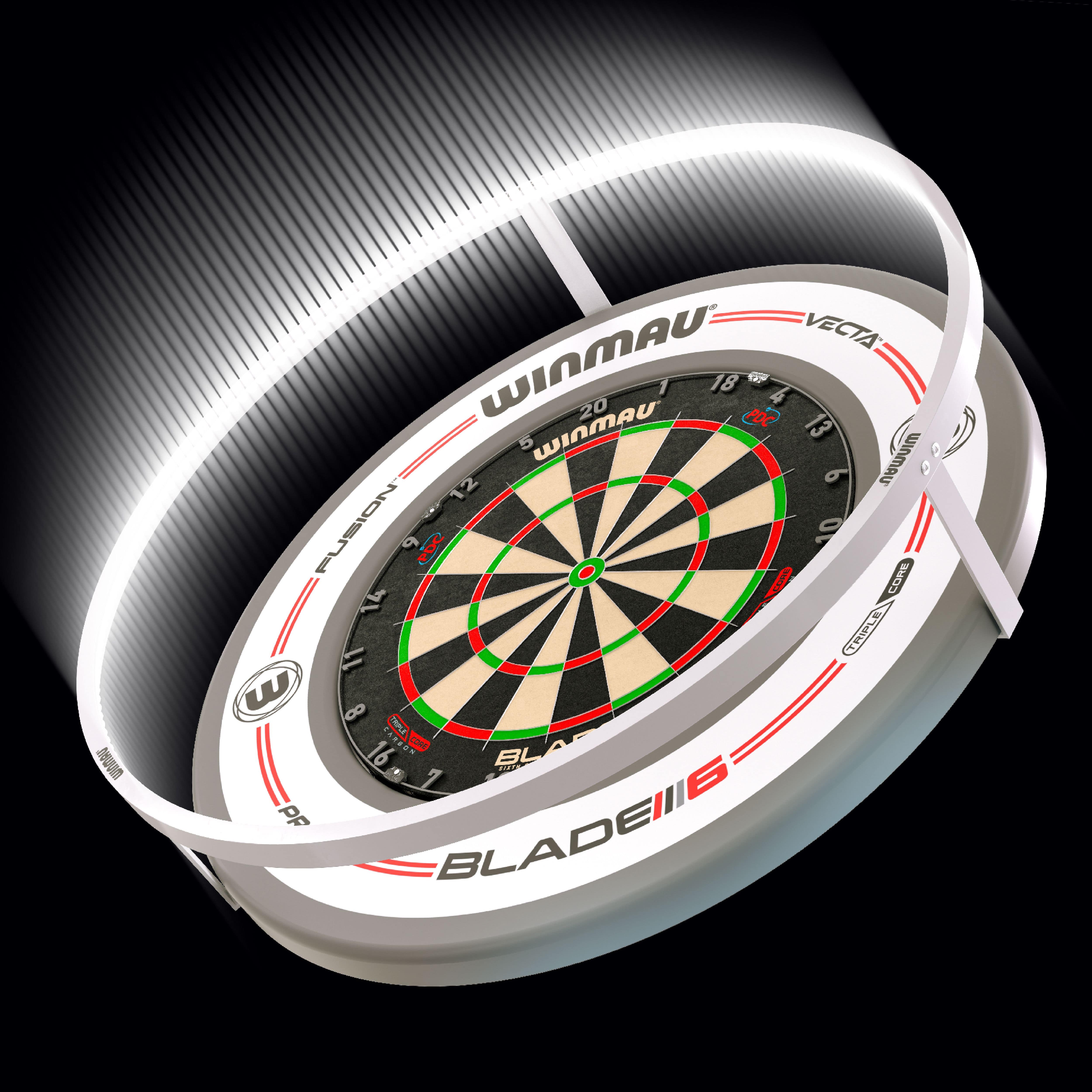 Das Bild zeigt das Winmau Plasma Ice LED Beleuchtung und Surround Bundle mit einer beleuchteten Dartscheibe. Die helle LED-Leiste sorgt für eine optimale Ausleuchtung beim Dartspielen.
