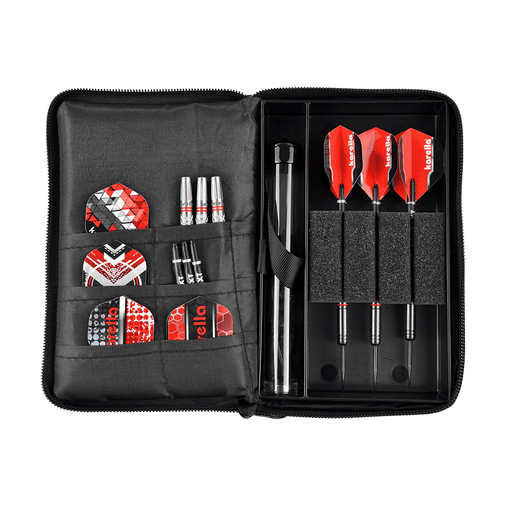 _The_Pak_Dartcase_OPEN_2AKjvaUZJfgLCH Das Bild zeigt das Produkt "The Pak Dartcase - Leo Pak" mit einem geöffneten Dart-Etui. Im Inneren befinden sich drei zusammengebaute Darts, mehrere Flights, Ersatzteile und weiteres Dartzubehör, ordentlich in Fächern und Taschen sortiert.