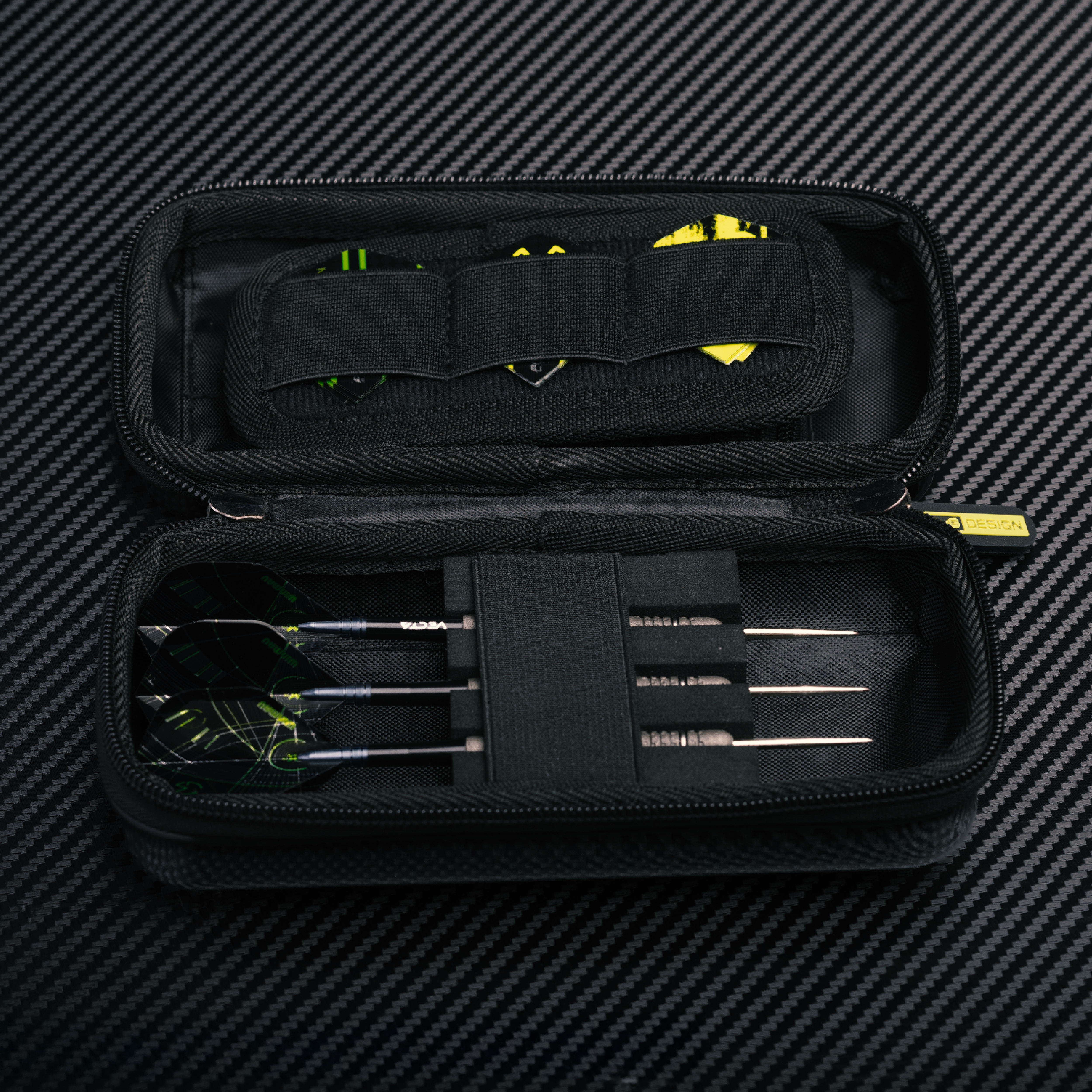 Das Bild zeigt das Winmau Armor G1 Michael Van Gerwen Dartwallet. Es ist eine spezielle Darttasche für Dartzubehör.