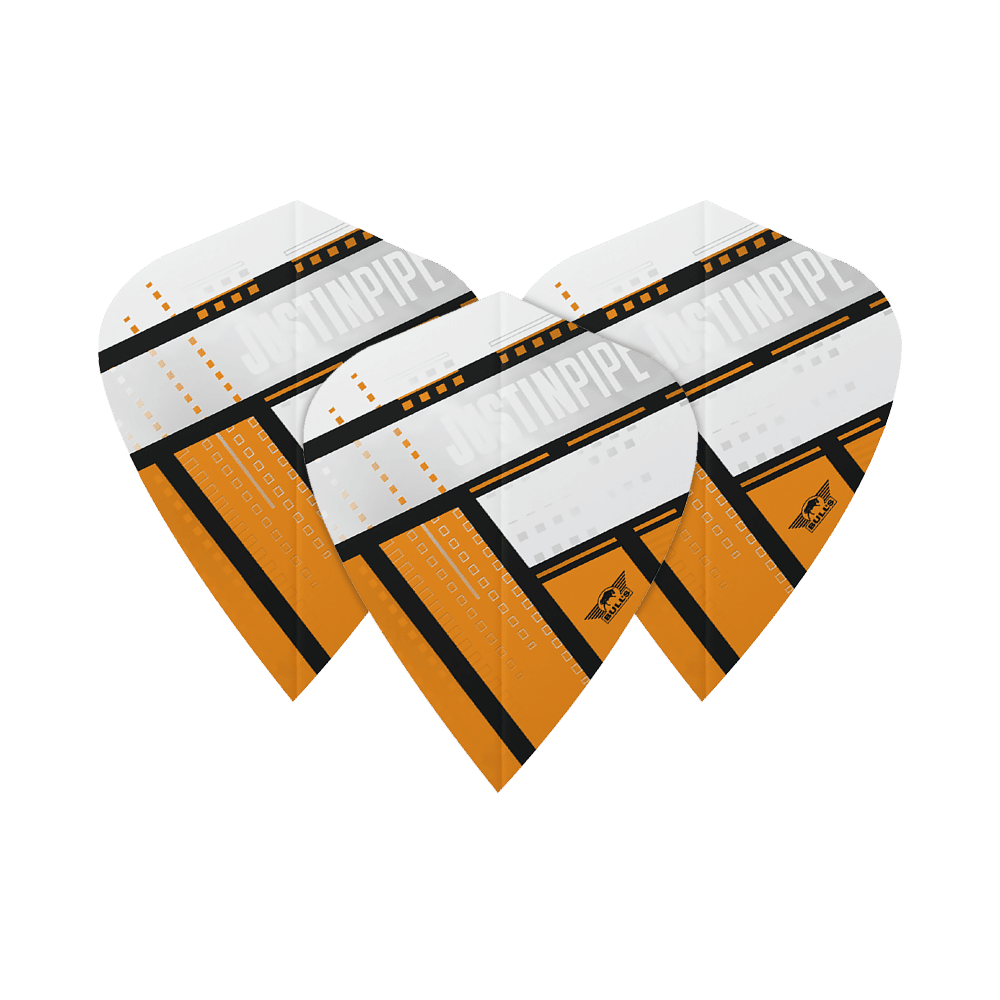 Das Bild zeigt drei Dartflights des Modells "Bulls NL Powerflite Justin Pipe Match Kite Flights". Sie sind in den Farben Weiß, Orange und Schwarz gestaltet und tragen den Schriftzug "JUSTIN PIPE".