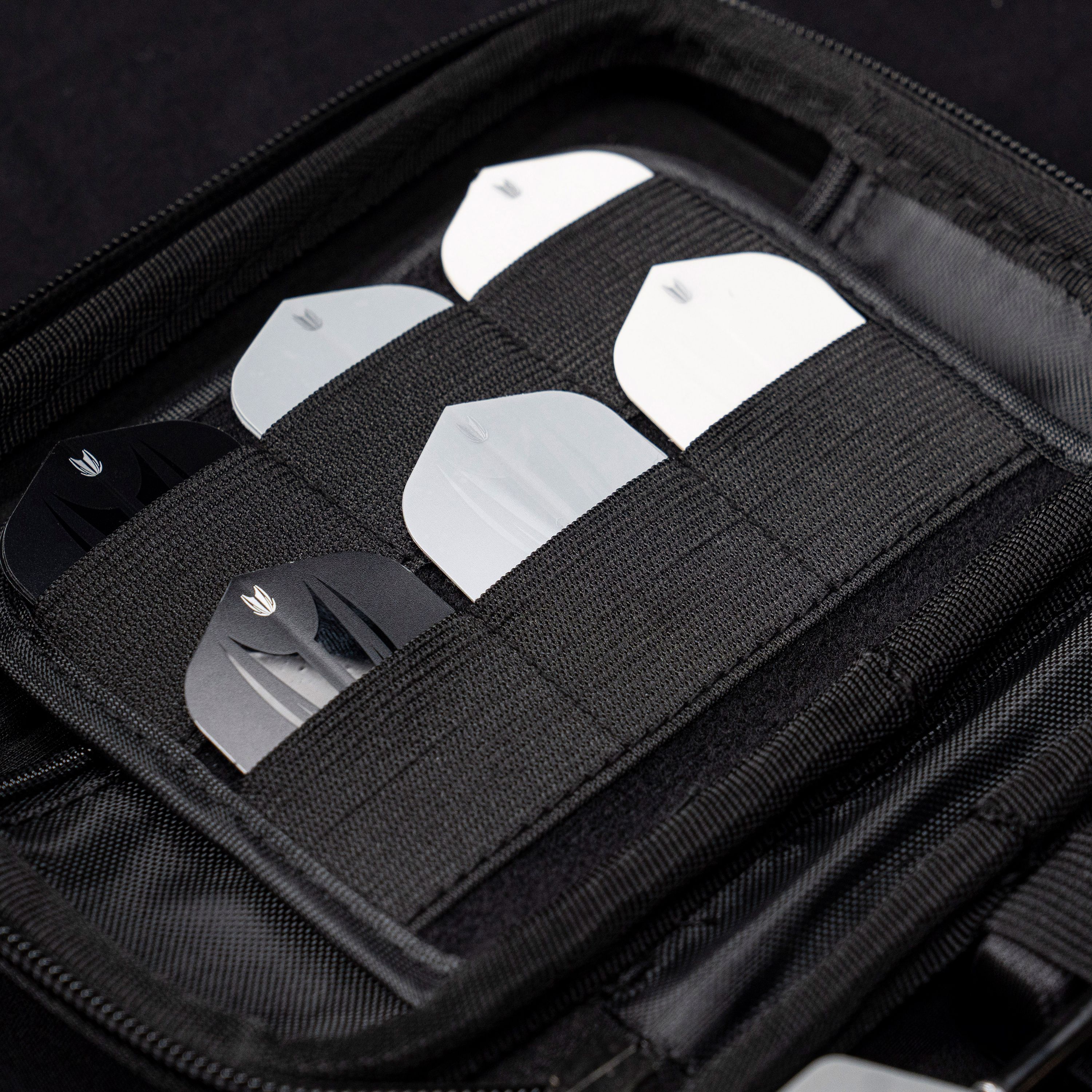 Target Takoma Stephen Bunting Dartcase Das Bild zeigt das Target Takoma Stephen Bunting Dartcase. Im Inneren sind mehrere Dartflights ordentlich in elastischen Halterungen verstaut.