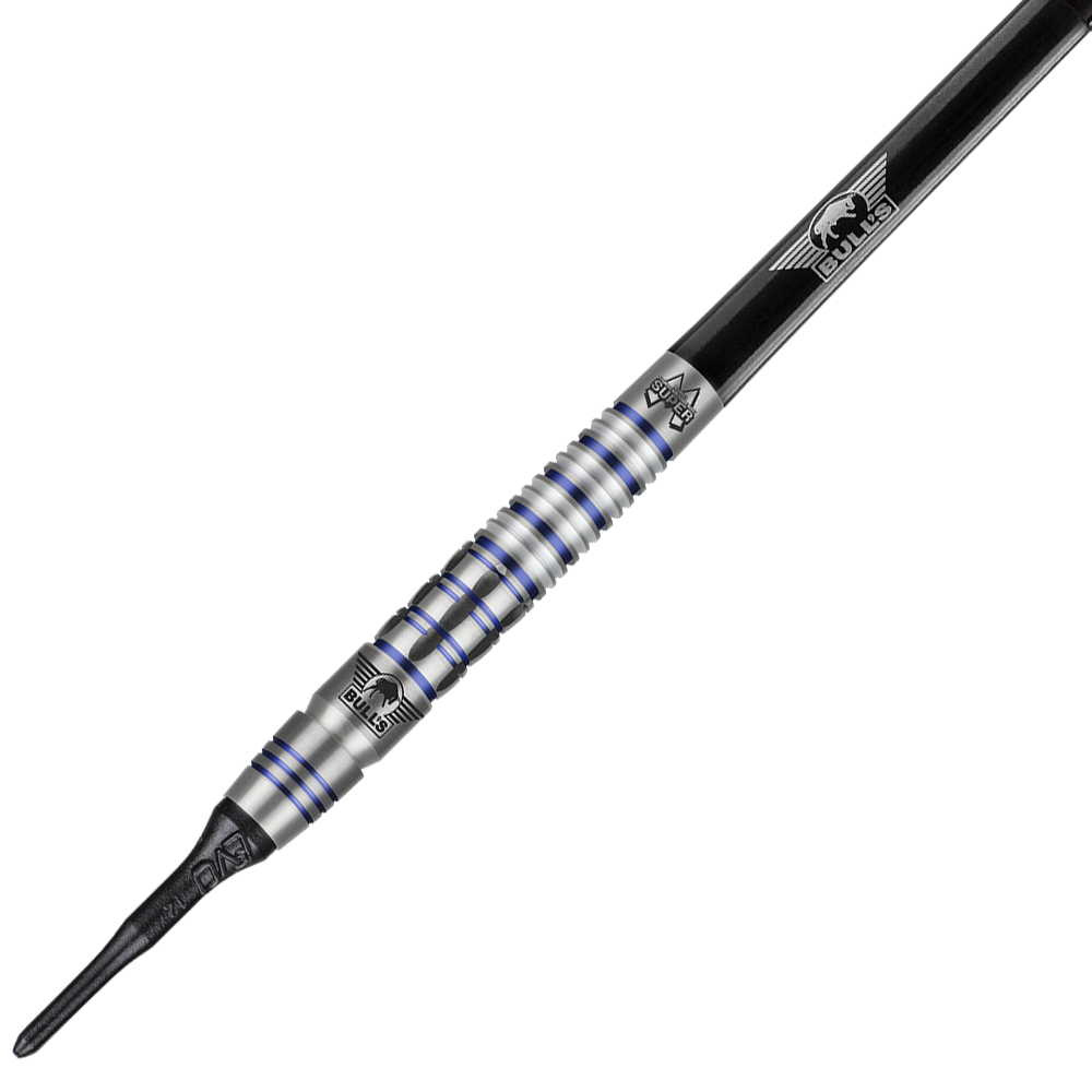 BU27718_BullsNL_Mario_Vandenbogaerde_90_Softdarts_2 Das Bild zeigt einen Softdart namens "Bulls NL Mario Vandenbogaerde 90% Softdarts - 20g". Der Dart hat ein silbernes Barrel mit blauen Ringen und schwarzen Elementen.