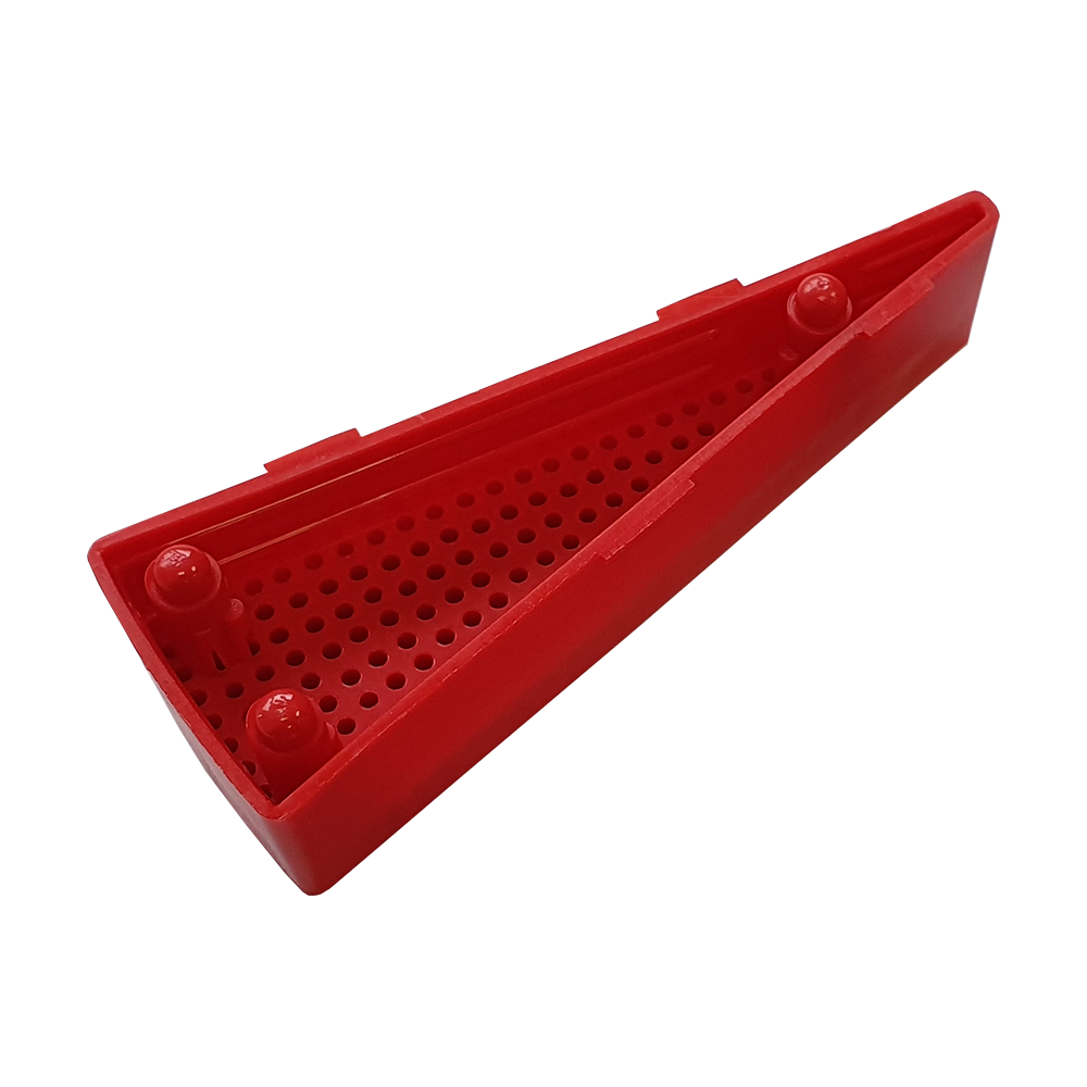 Das Bild zeigt ein rotes Ersatzfeld für das Granboard 132. Es ist dreieckig geformt und hat viele kleine Löcher auf der Oberfläche.