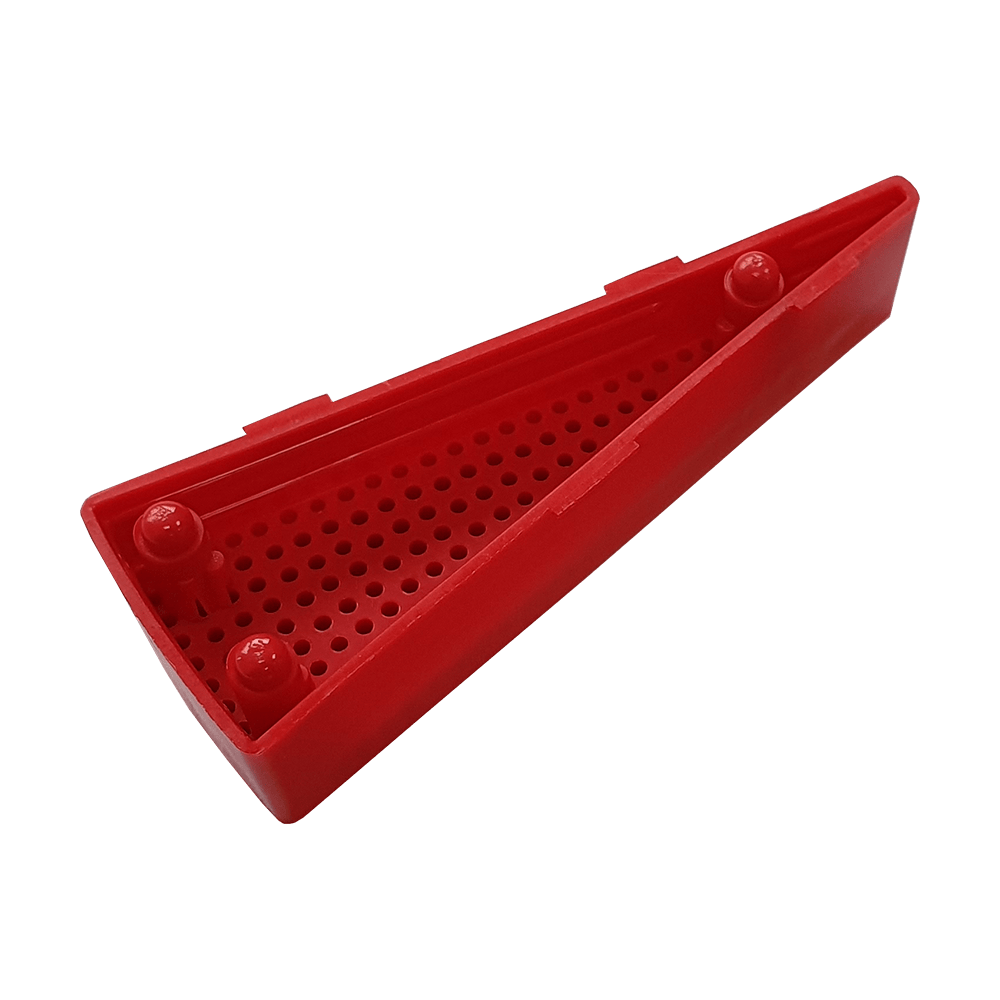 GRN0149_Granboard_132_Ersatzfelder_Single_Innen_Rot_3 Das Bild zeigt ein rotes Ersatzfeld für das Granboard 132. Es ist dreieckig geformt und hat viele kleine Löcher auf der Oberfläche.