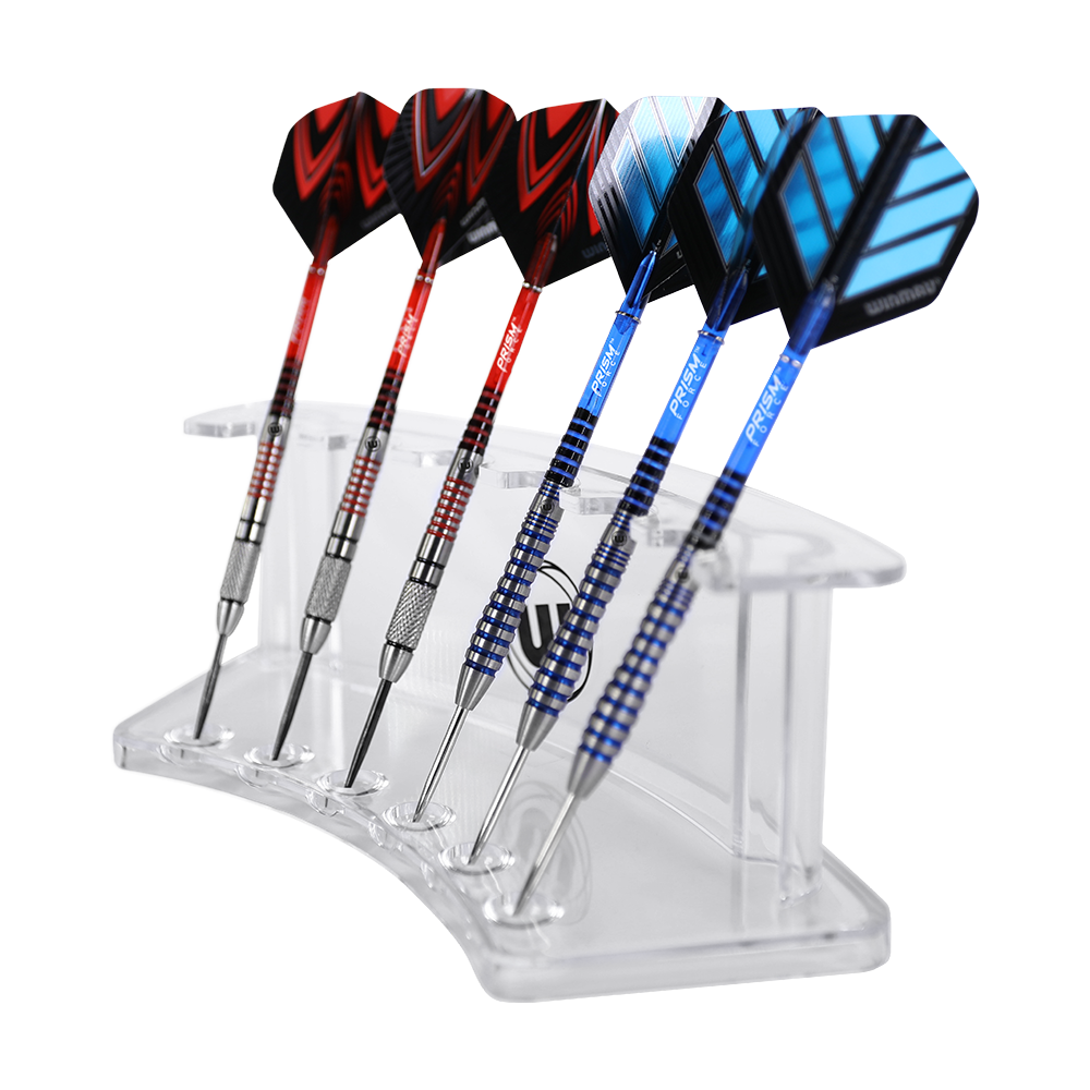 Das Bild zeigt den Winmau Wave Dart Display Stand mit sechs eingesteckten Darts. Der transparente Ständer hält die Darts ordentlich und übersichtlich.