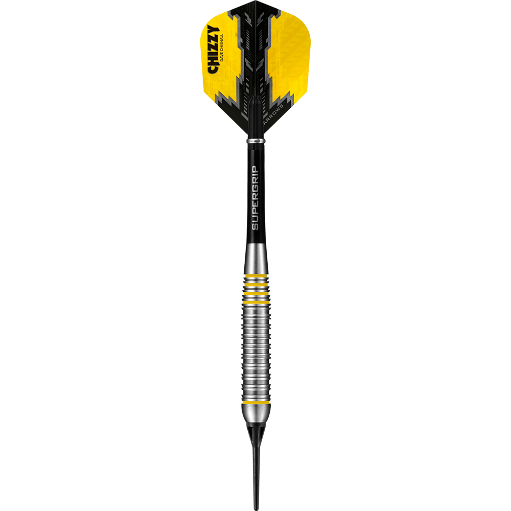 HA24476_Harrows_Dave_Chisnall_Chizzy_Brass_Softdarts_1WyjJa16ysj7nk Das Bild zeigt einen Harrows Dave Chisnall Chizzy Brass Softdart. Der Dartpfeil hat ein gelb-schwarzes Flight mit der Aufschrift „CHIZZY“ und einen silbernen Schaft mit gelben Akzenten.