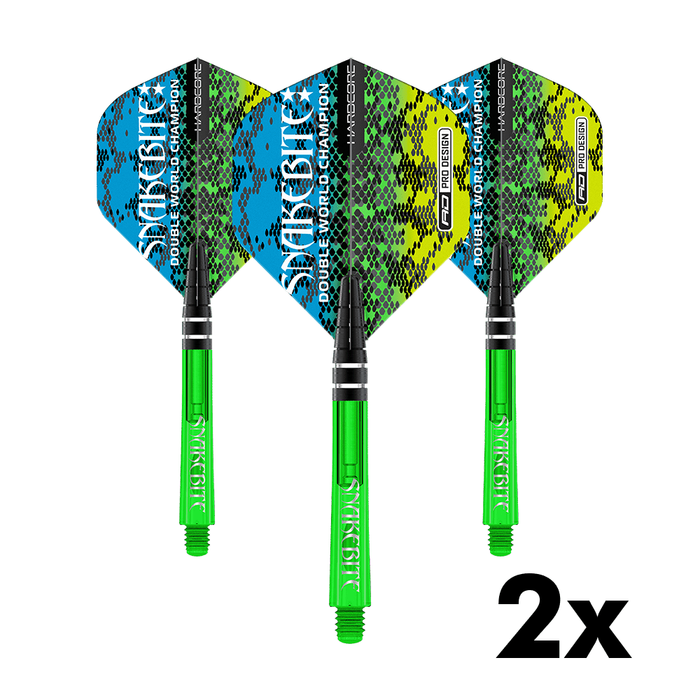 Auf dem Bild sind drei Dart-Flights und -Shafts im Snakebite-Design mit grünem Schaft zu sehen. Rechts unten steht "2x", was auf zwei Sets des "Red Dragon Peter Wright Nitrotech Hardcore Combo Flight Shafts Pack" hinweist.