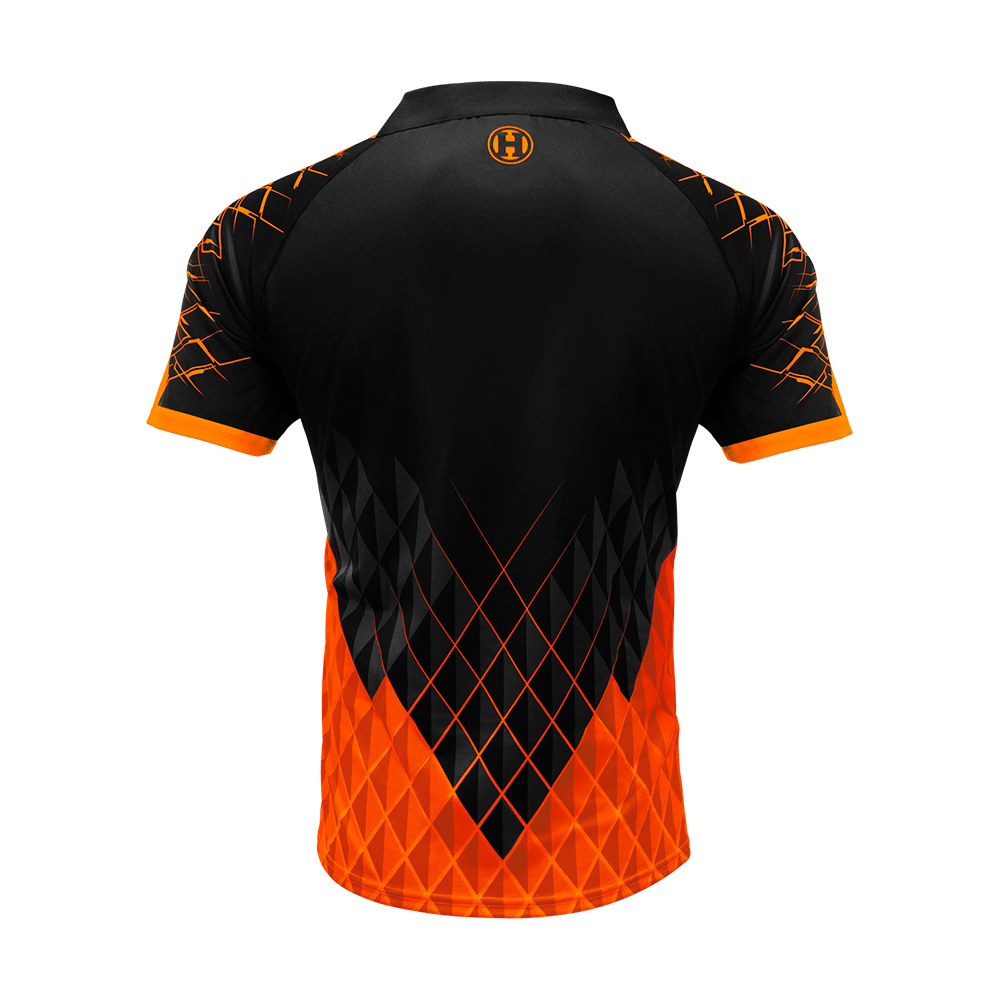 HRS-26234_Harrows_Paragon_Dartshirt_Orange_2 Das Bild zeigt das Harrows Paragon Dartshirt in Orange von hinten. Das Shirt ist überwiegend schwarz mit einem auffälligen orangefarbenen Muster und orangen Akzenten an den Ärmeln.