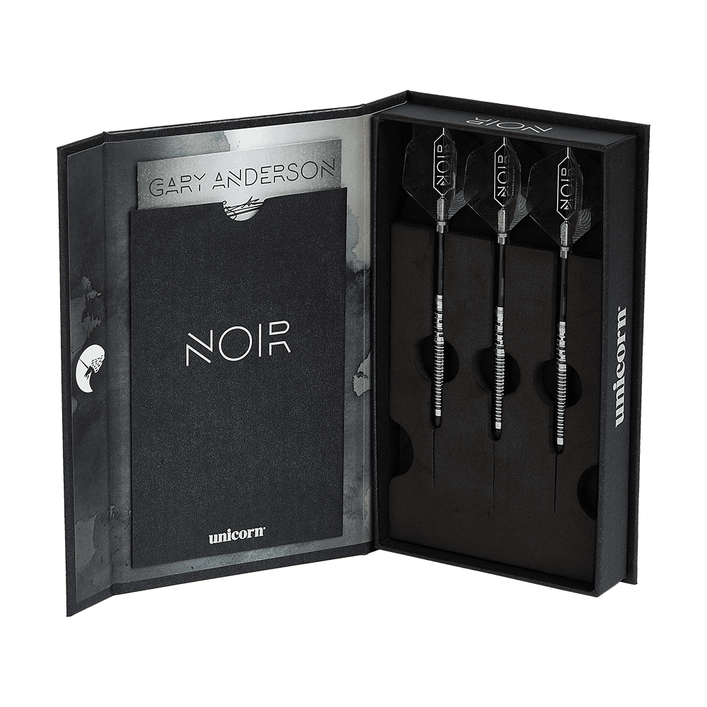 Die Abbildung zeigt ein Set der „Unicorn Noir Gary Anderson Phase 5 Softdarts“ in einer eleganten Box. Im rechten Teil der Schachtel sind drei schwarze Darts ordentlich nebeneinander platziert.