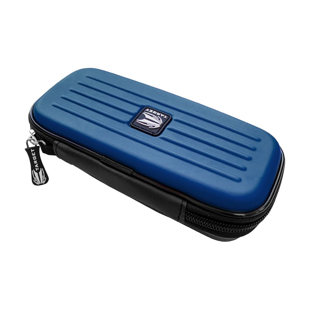 125822_Target_Takoma_Dartwallet_Blau_2 Das Bild zeigt das Produkt „Target Takoma Dartwallet“. Es ist ein rechteckiges Etui mit einem blauen, gerillten Deckel und einem schwarzen Reißverschluss.