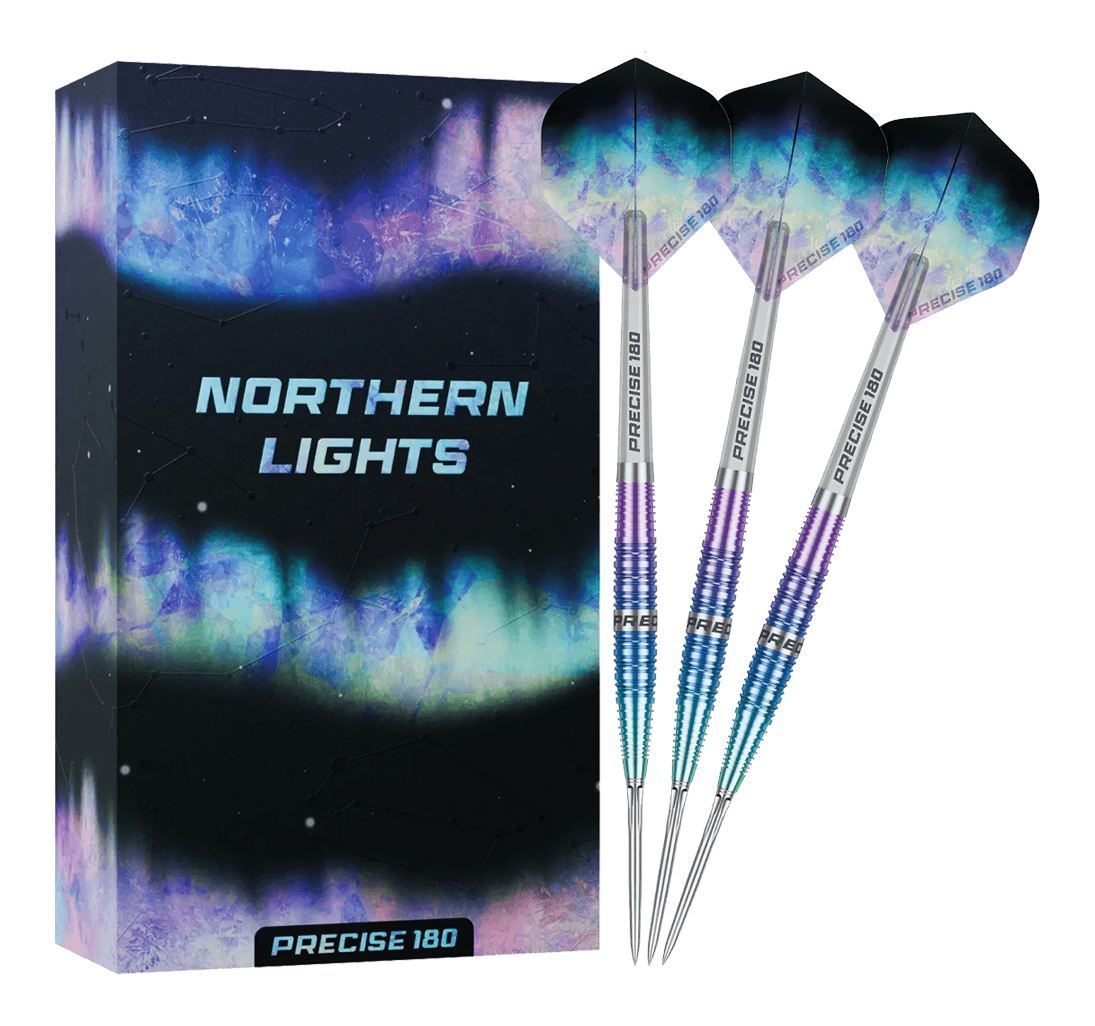 Precise 180 Northern Lights Steeldarts Hier sind die Precise 180 Northern Lights Steeldarts vollständig zu sehen. Die Darts liegen nebeneinander und zeigen ihre detailreiche Gestaltung.