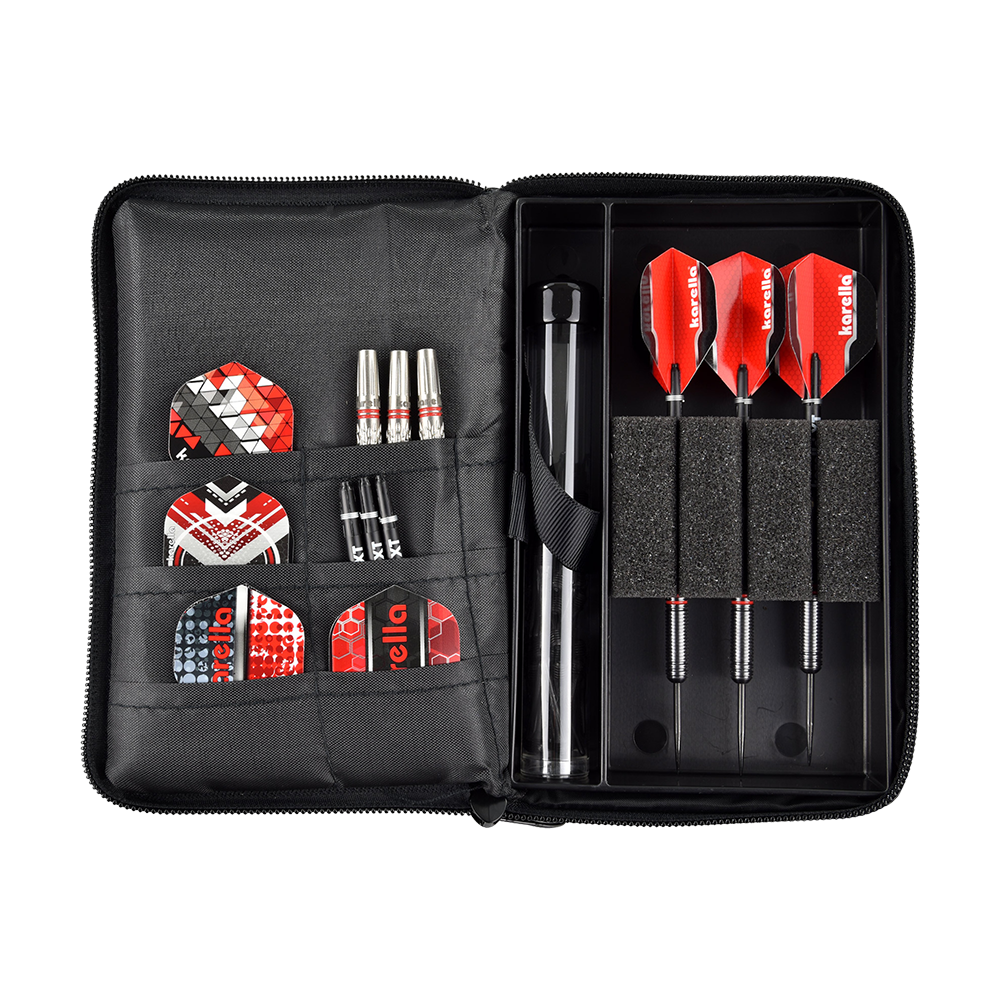 _The_Pak_Dartcase_OPEN_2u16AExJp5FCXz Die Abbildung zeigt das Produkt „The Pak Jeans Edition Darttasche“. In der Tasche befinden sich Dartpfeile, Flights und weiteres Dartzubehör ordentlich sortiert.