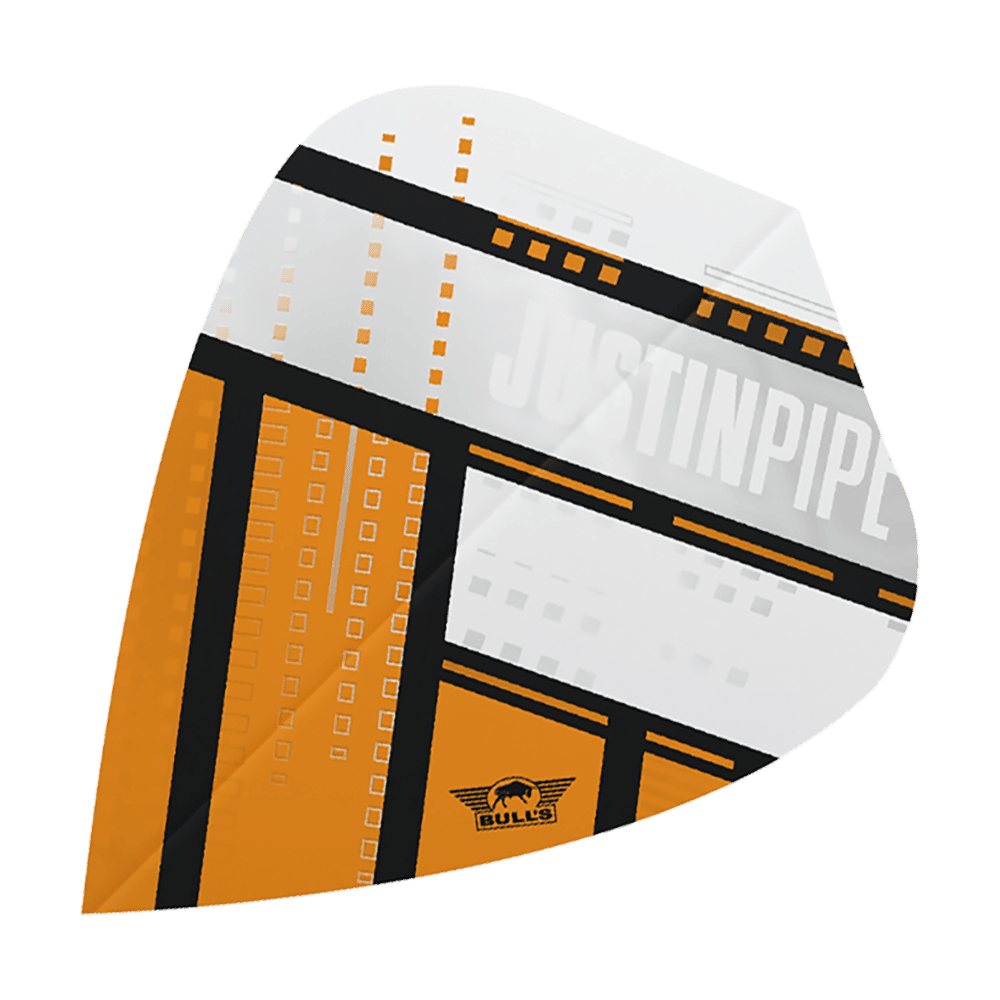 Dieses Bild zeigt ein Dartflight mit dem Namen "Bulls NL Powerflite Justin Pipe Match Kite Flights". Das Flight ist überwiegend in Weiß, Orange und Schwarz gestaltet und trägt den Schriftzug "JUSTIN PIPE" sowie das Bulls-Logo.