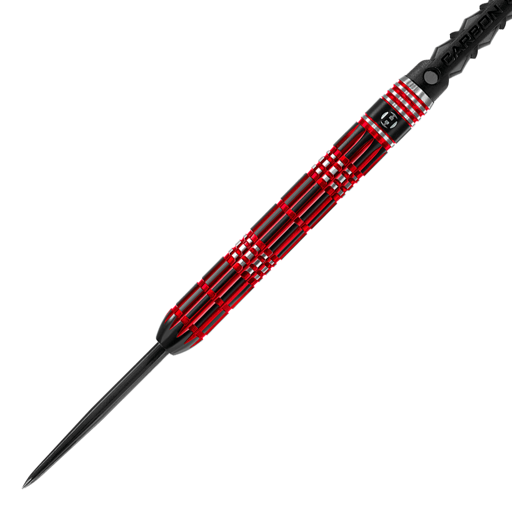 Dies ist ein Steeldart mit einer schwarzen und roten Musterung am Griff. Die Spitze ist aus Metall und der Griff hat ein geripptes Design für besseren Halt.
