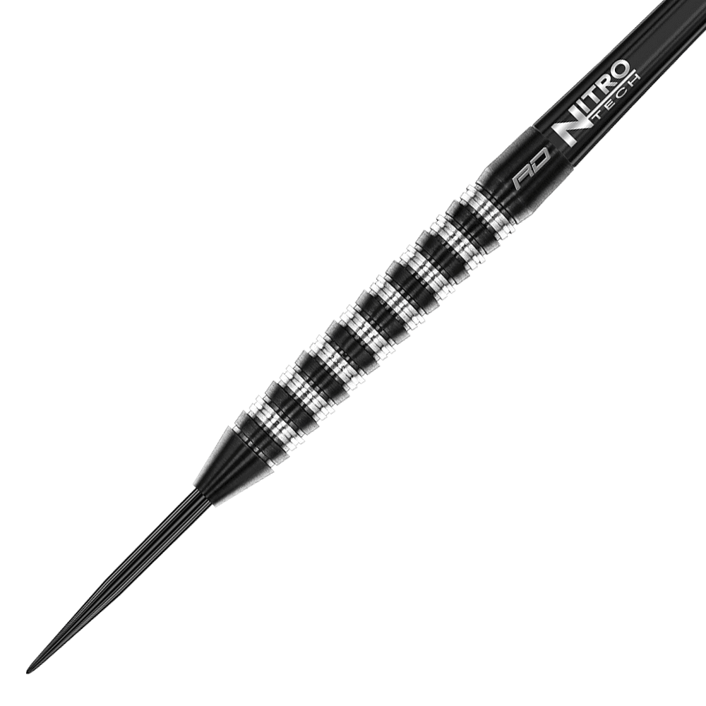 RD2532_Red_Dragon_Razor_Edge_Elite_Steeldarts_2 Das Bild zeigt einen Dartpfeil mit einem schwarzen Schaft und silbernen Rillen. Auf dem Schaft steht der Schriftzug "Nitro Tech".