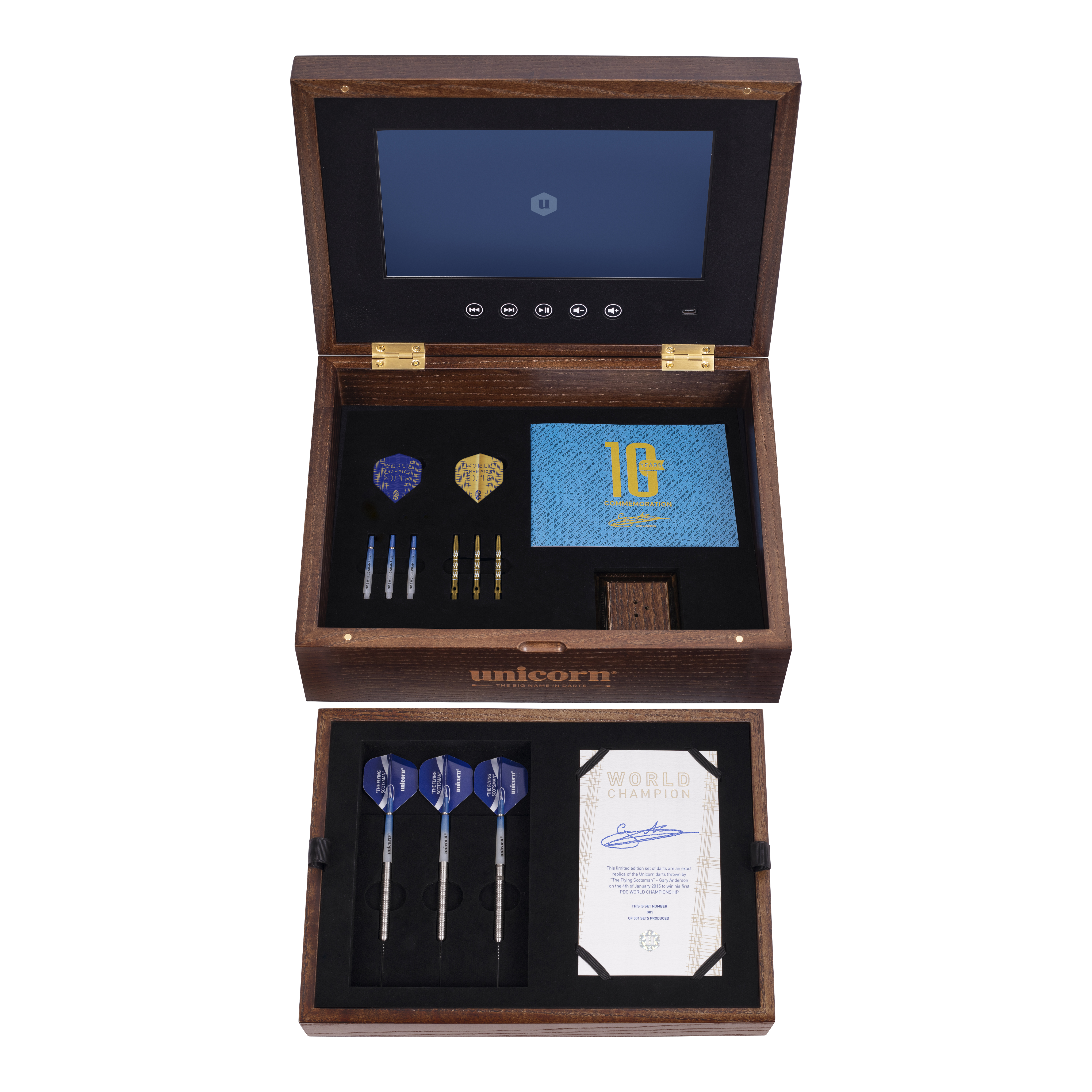 Das Bild zeigt das "Unicorn Gary Anderson 10 Year Commemoration Limited Edition Set - Steeldarts - 23g" in einer edlen Holzkiste. Im Inneren befinden sich drei Steeldarts, Ersatzspitzen, Flights, eine Urkunde sowie ein Bildschirm im Deckel.