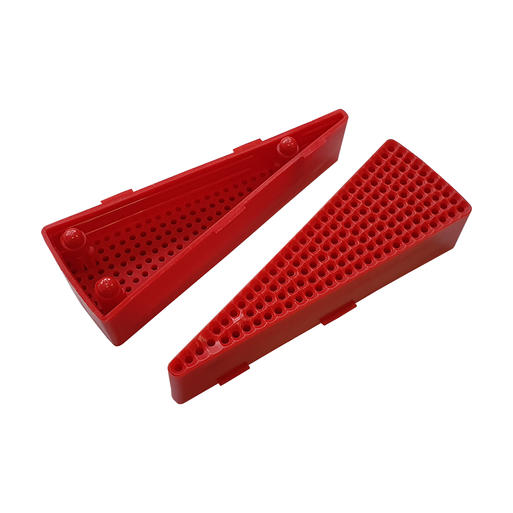 Das Bild zeigt zwei rote, dreieckige Ersatzfelder für das Granboard 132. Sie bestehen aus Kunststoff und haben viele kleine Löcher auf der Oberfläche.