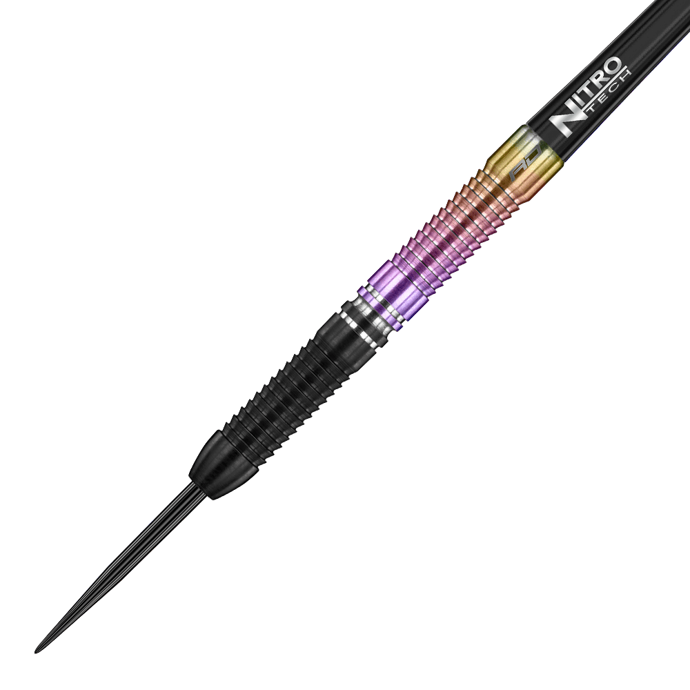 Das Bild zeigt einen modernen Steeldart mit farbigen Ringen und schwarzer Spitze. Auf dem Schaft steht "NITRO TECH" geschrieben.