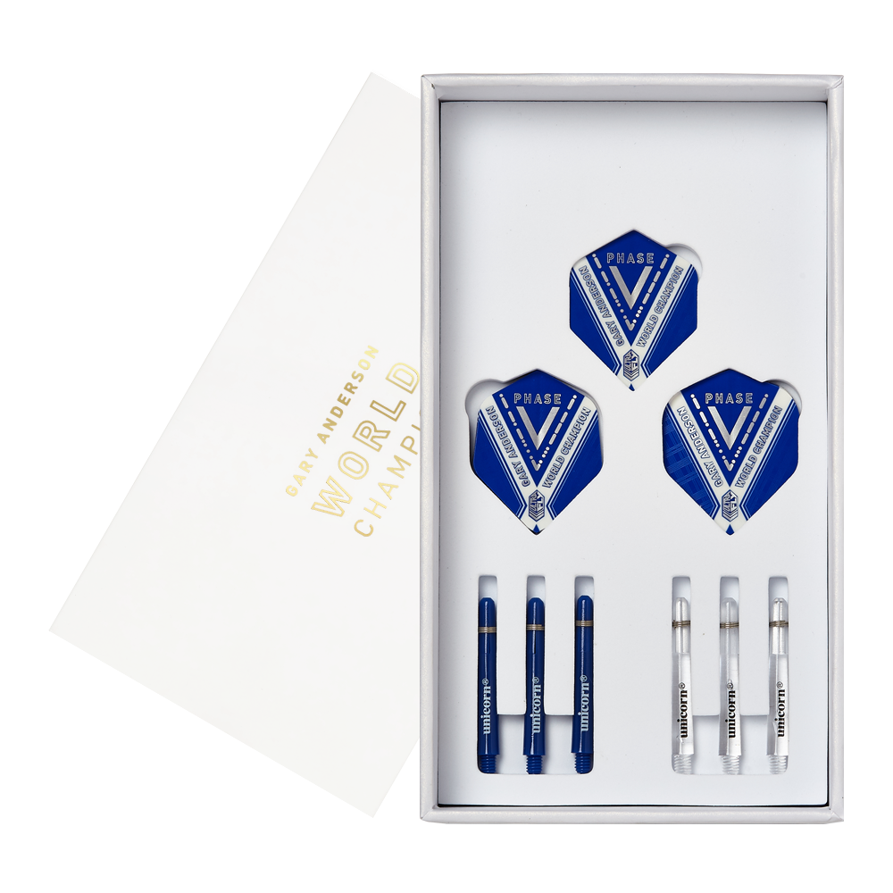Das Bild zeigt das Set "Unicorn W.C. Gary Anderson Phase 5 Steeldarts" in einer weißen Verpackung. Im Inneren sind drei Dart-Flights sowie sechs Schäfte ordentlich angeordnet.