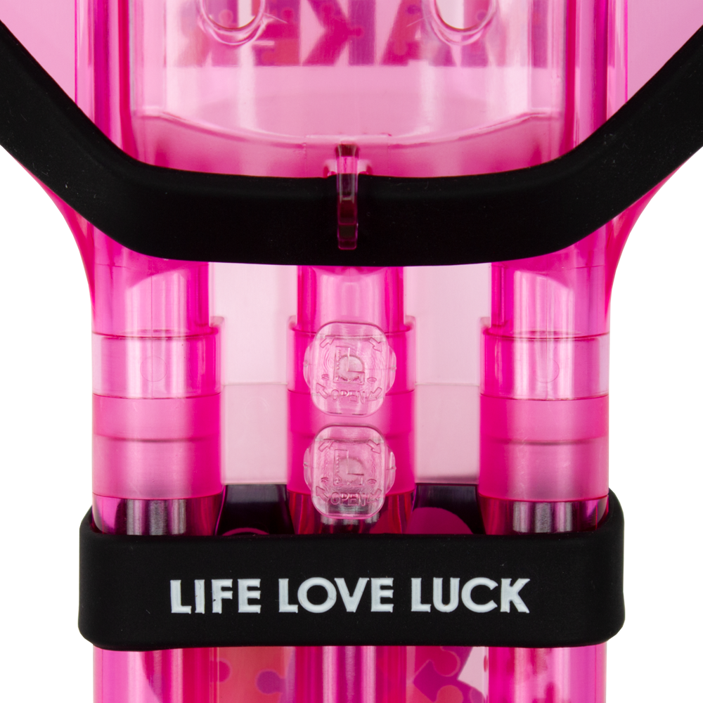 Das Bild zeigt ein pinkes Dartcase mit der Aufschrift „LIFE LOVE LUCK“. Das Case hat durchsichtige Fächer und ist das Fallon Sherrock Signature Modell.