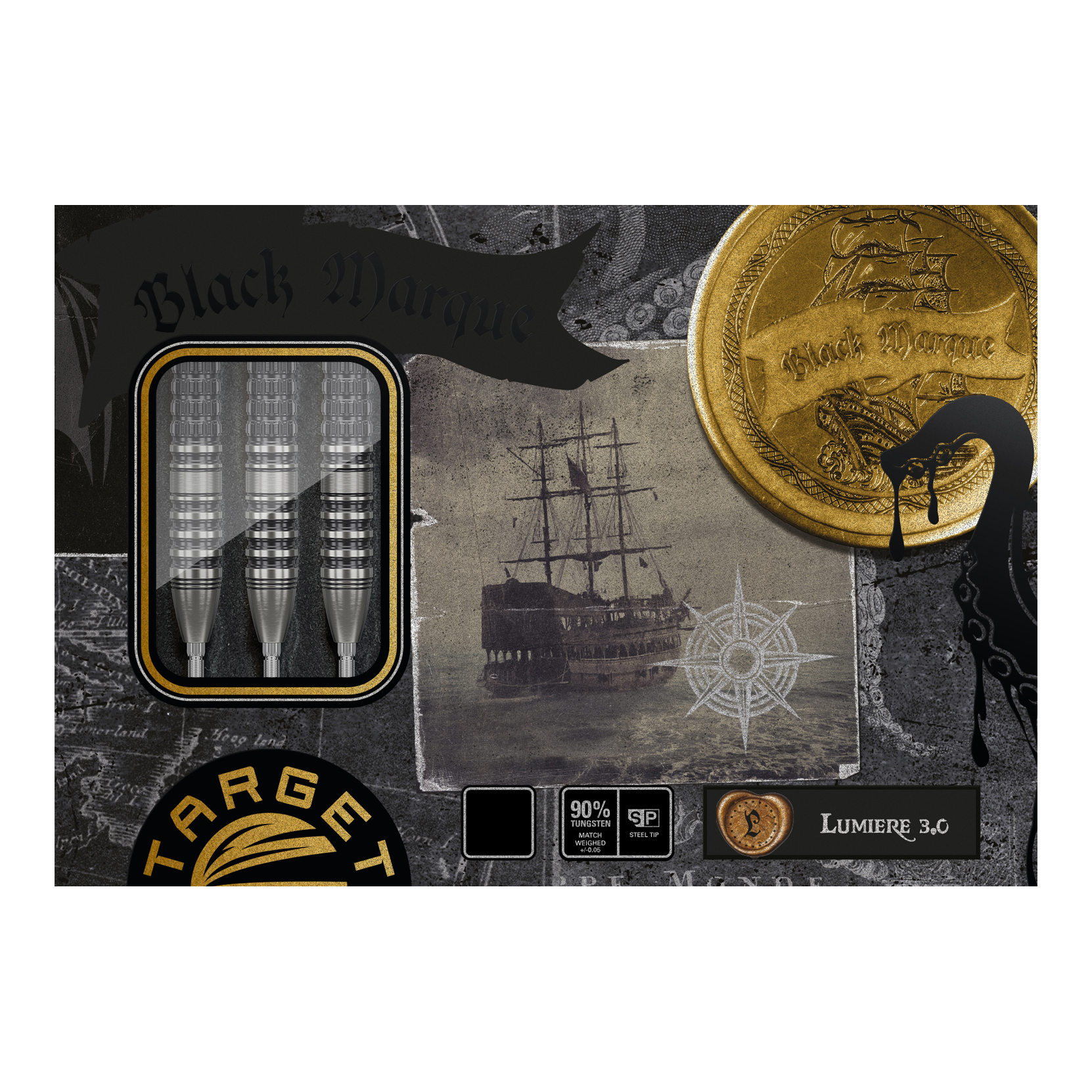 Die Abbildung zeigt die Verpackung der "Target Japan Black Marque Lumiere GEN3 Steeldarts". Auf der Verpackung sind drei Steeldarts, ein altes Segelschiff und ein goldener Münzenmotiv zu sehen.