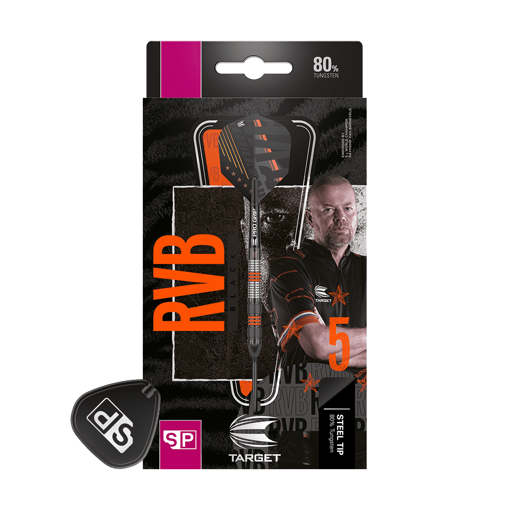Auf der Verpackung ist ein Steeldart-Set mit schwarzem Design und orangenen Akzenten abgebildet. Rechts sieht man einen Mann in einem schwarzen Hemd, daneben steht groß "RVB".