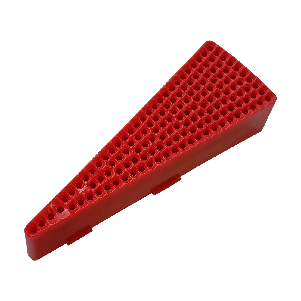 Das Bild zeigt ein rotes, keilförmiges Ersatzfeld für ein Granboard 132. Die Oberfläche hat viele kleine Löcher, die typisch für ein Dartboard-Segment sind.