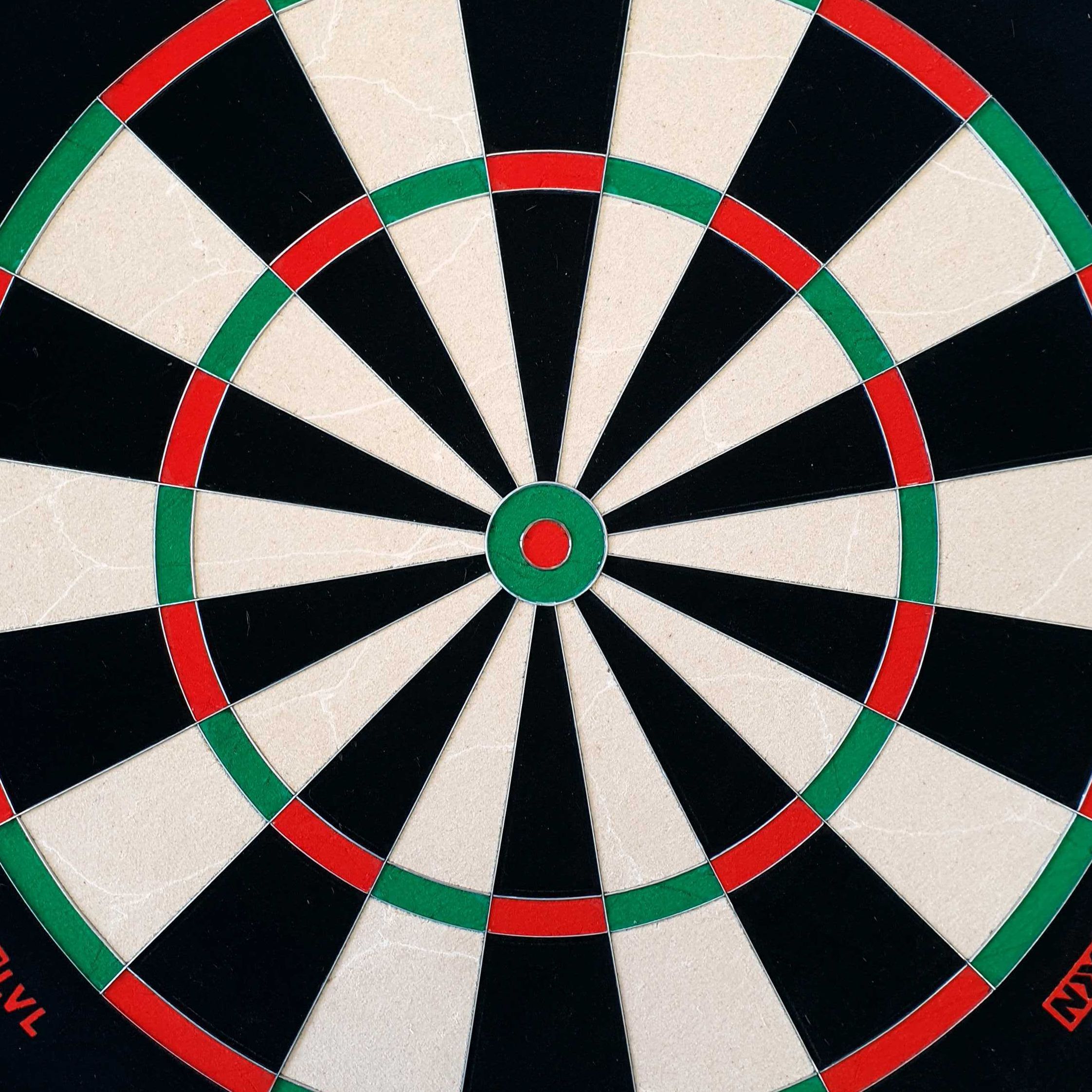 GOAT Everscore Steeldartboard Das Bild zeigt ein GOAT Everscore Steeldartboard mit klaren Farben und deutlichen Markierungen. Die Segmente sind in Schwarz, Weiß, Rot und Grün gehalten.