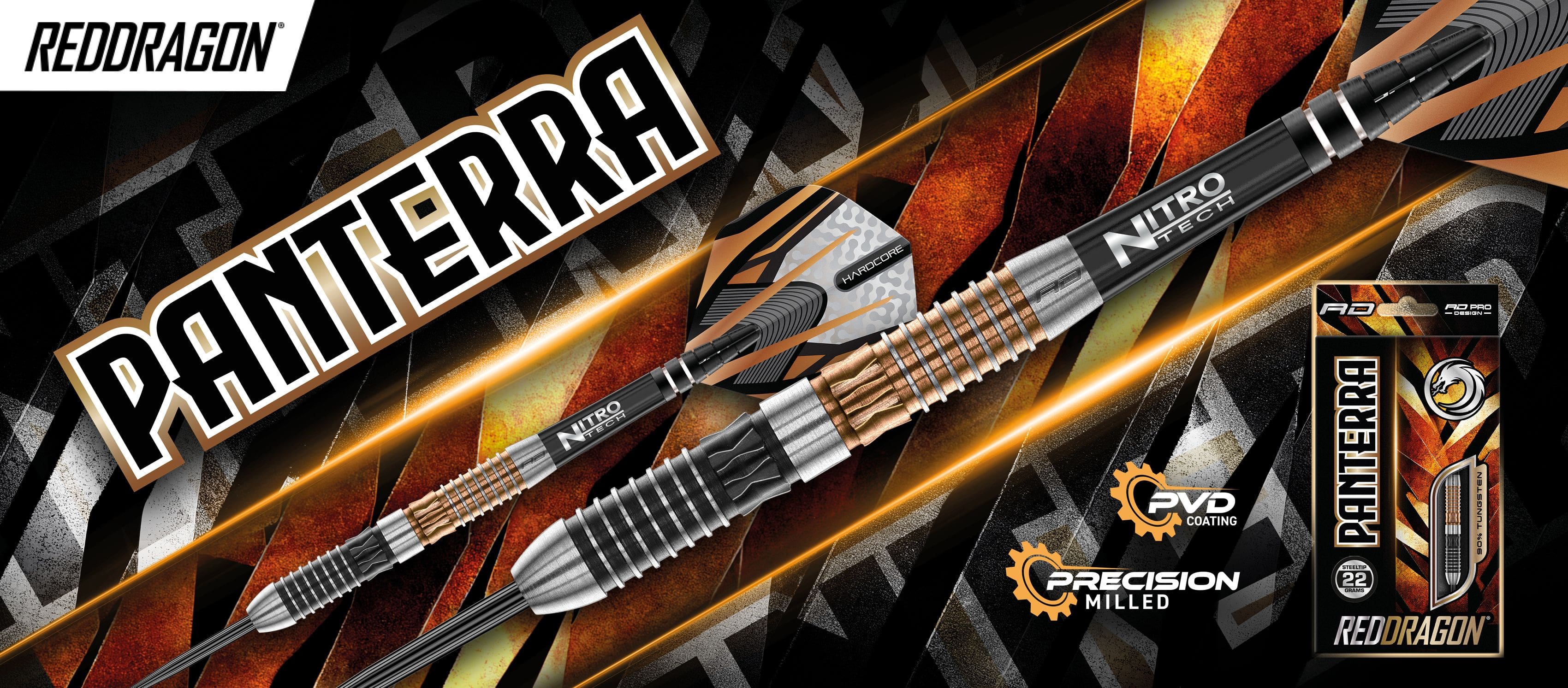 Das Bild zeigt ein Werbebanner für die RedDragon PANTERRA Darts mit auffälligem Design. Im Vordergrund ist ein Dartpfeil mit der Aufschrift "Nitro Tech" zu sehen, daneben eine Verpackung mit Produktdetails.