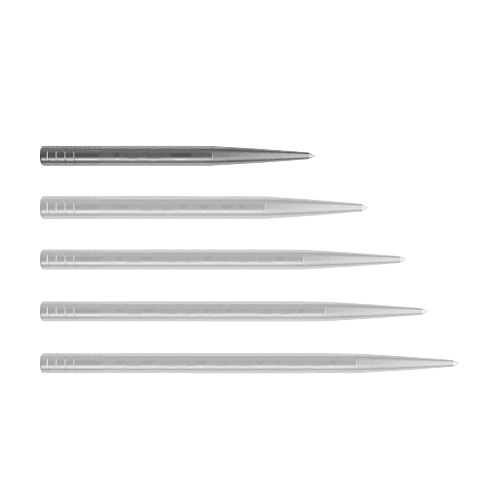 Condor Beak Point Without Cut Dartspitzen Auf dem Bild sind fünf silberne, spitze Dartspitzen nebeneinander zu sehen. Sie liegen aufgereiht auf grünem Hintergrund.