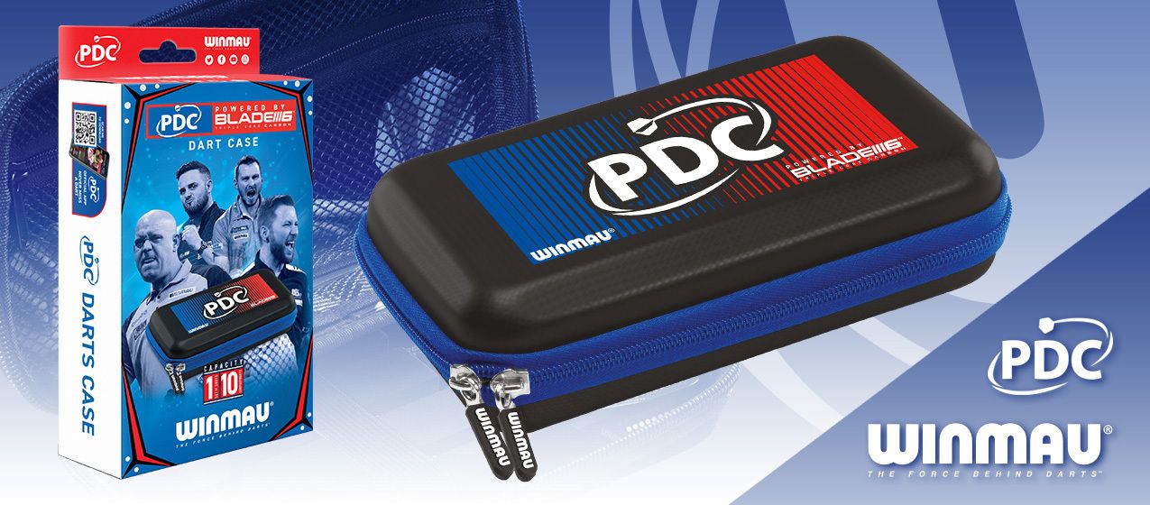 Das Bild zeigt eine PDC Darttasche von Winmau, die in einer farbenfrohen Verpackung präsentiert wird. Auf der Verpackung sind mehrere Dartspieler abgebildet und die Tasche hat einen blauen und roten Aufdruck mit dem PDC-Logo.