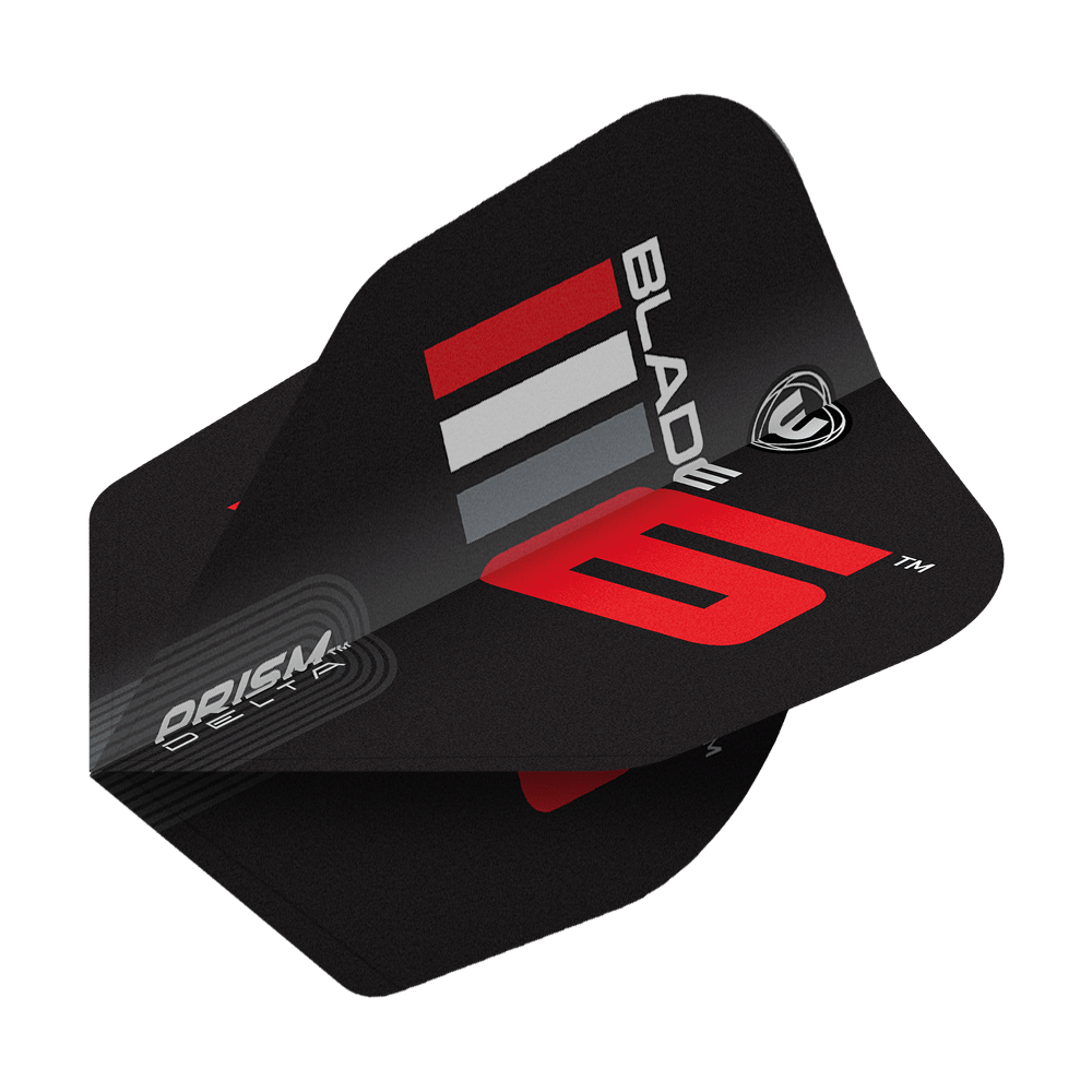 Das Bild zeigt ein schwarzes Dart Flight mit der Aufschrift „Blade 6“ in Rot und Weiß. Es handelt sich um das Produkt „Winmau Prism Delta Blade 6 No6 Flights“.