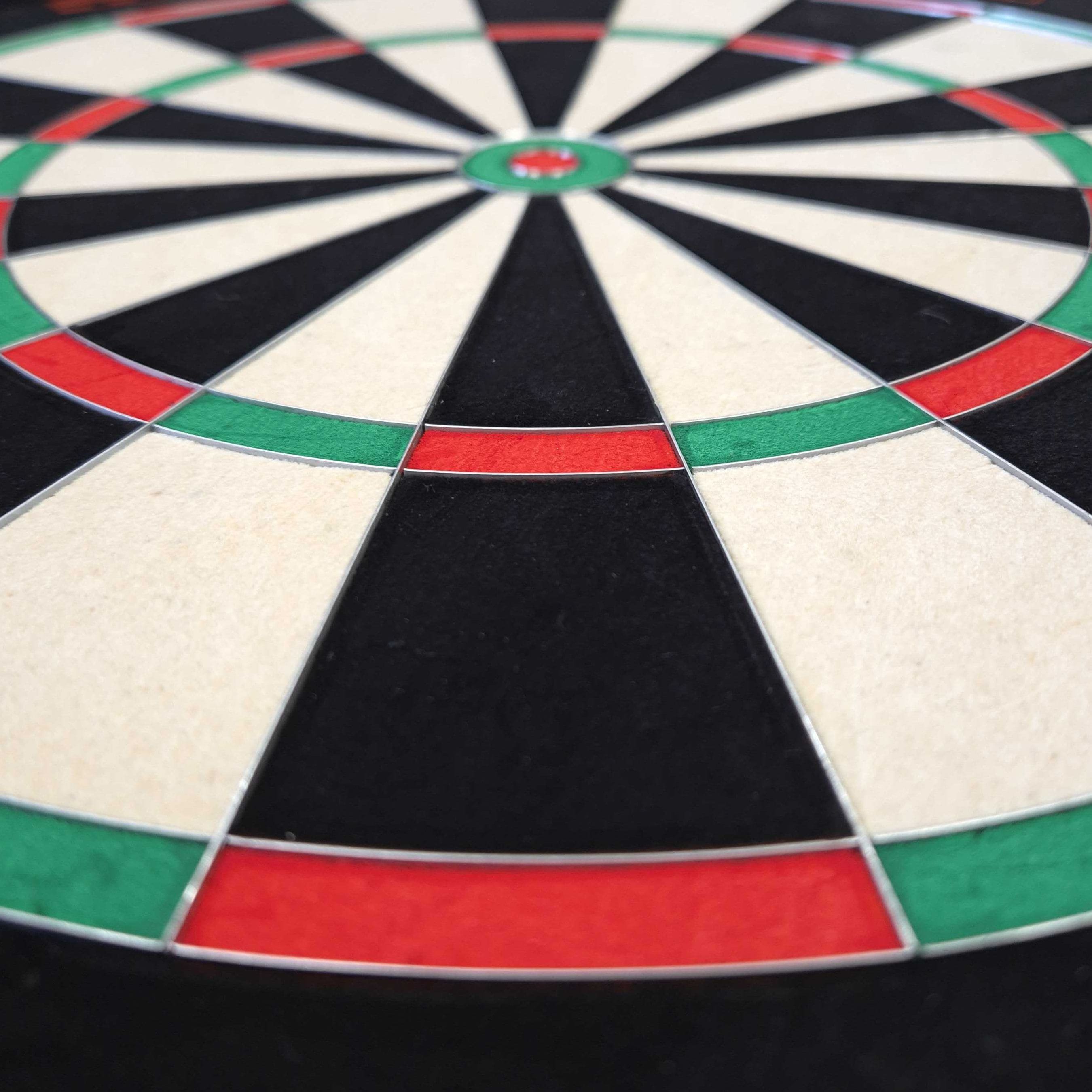 Target TOR Steeldartboard Das Bild zeigt ein Target TOR Steeldartboard frontal. Alle Spielfelder sind zu erkennen.