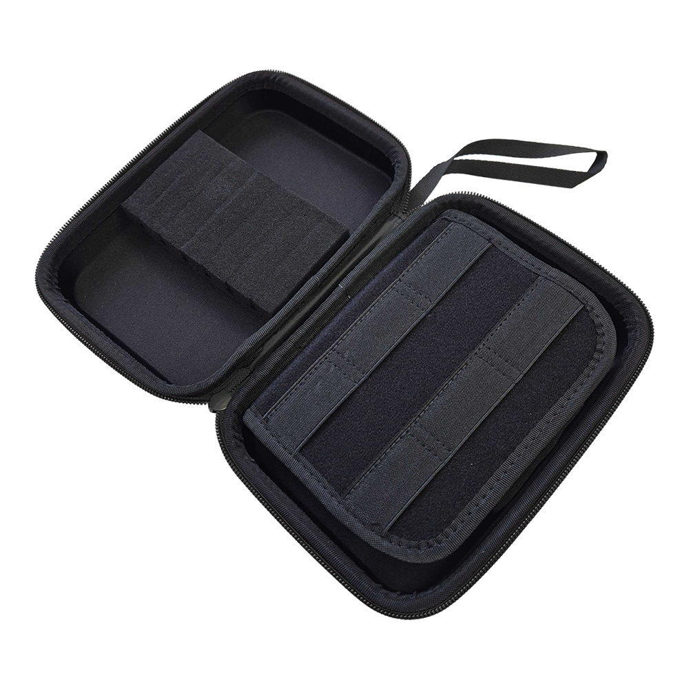Das Bild zeigt ein rotes Dartcase. Es ist für die Aufbewahrung und den Schutz von Dartartikeln gedacht.