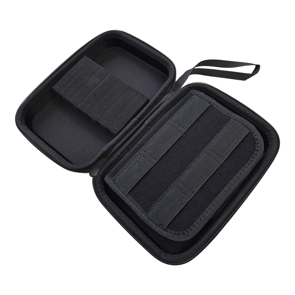 Dartshop System-4 Dartcase Das Bild zeigt ein rotes Dartcase. Es ist für die Aufbewahrung und den Schutz von Dartartikeln gedacht.