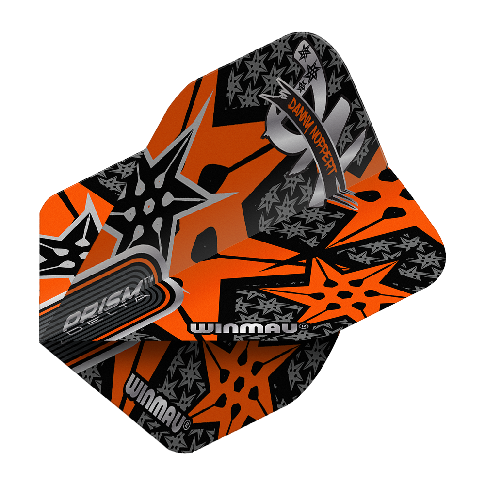 Das Bild zeigt ein Winmau Prism Delta Danny Noppert Orange Signature No2 Standard Flight. Das Flight hat ein auffälliges Design in Orange mit schwarzen und silbernen Sternen und dem Namen "Danny Noppert".