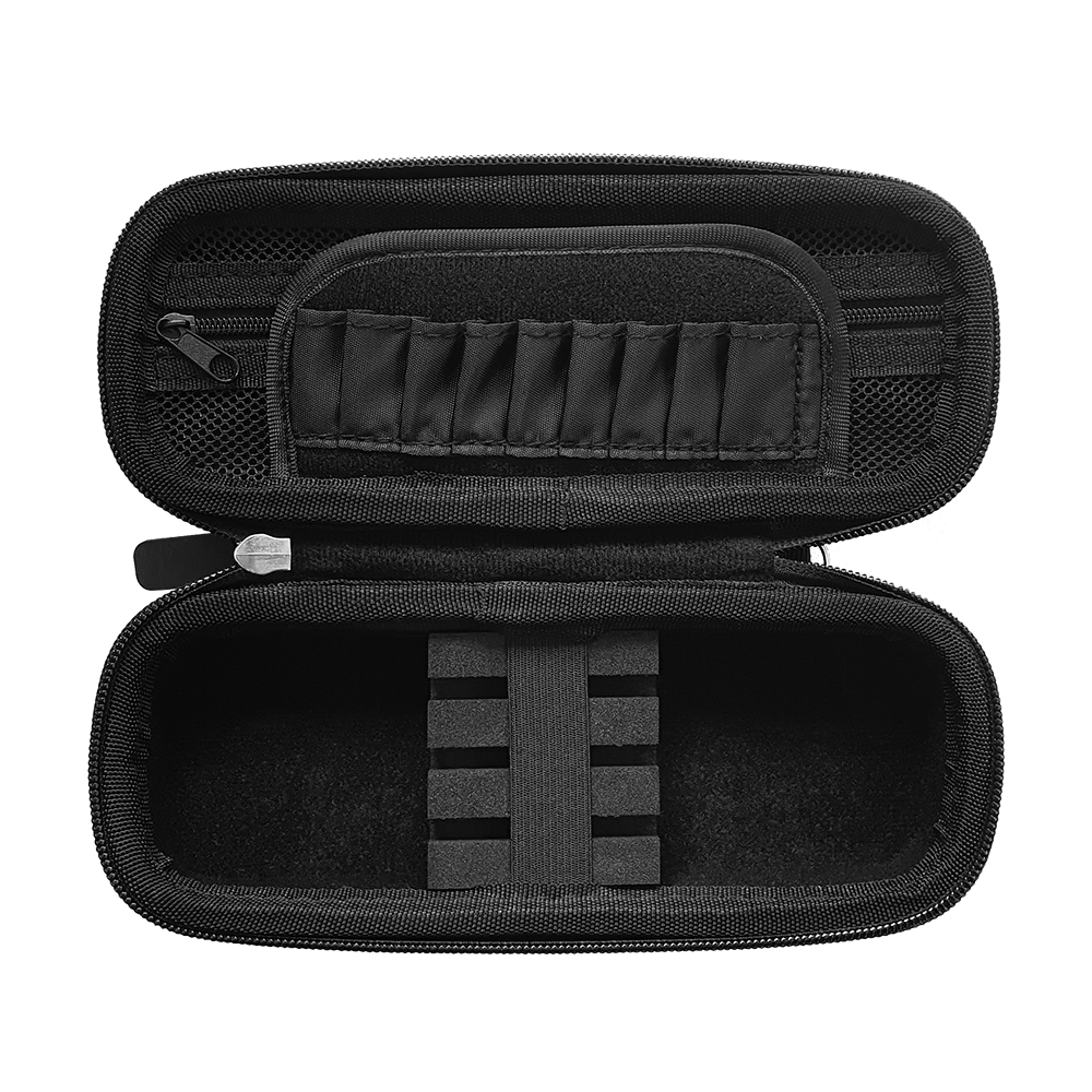 Das Bild zeigt das geöffnete Mission Jack Daniels Freedom Slim Dartcase. Im Inneren befinden sich mehrere Fächer und elastische Schlaufen zur sicheren Aufbewahrung von Dartzubehör.