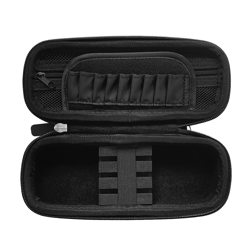 JD7021_Mission_Jack_Daniels_Freedom_Slim_Dartcase_OPEN Das Bild zeigt das geöffnete Mission Jack Daniels Freedom Slim Dartcase. Im Inneren befinden sich mehrere Fächer und elastische Schlaufen zur sicheren Aufbewahrung von Dartzubehör.