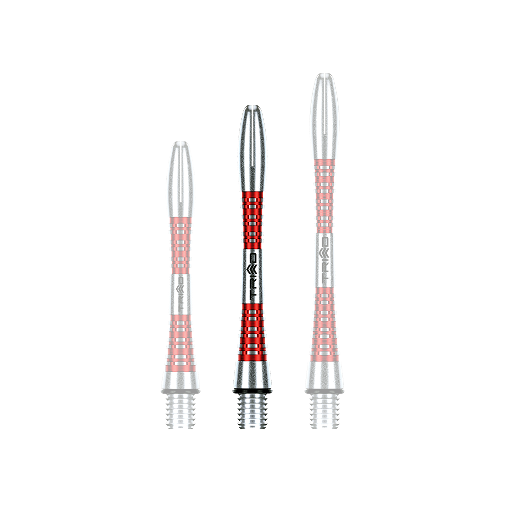 Das Bild zeigt drei silberne und rote Aluminium-Dartschäfte. Sie haben ein geriffeltes Design und das Wort "TRIAD" ist auf ihnen zu sehen.