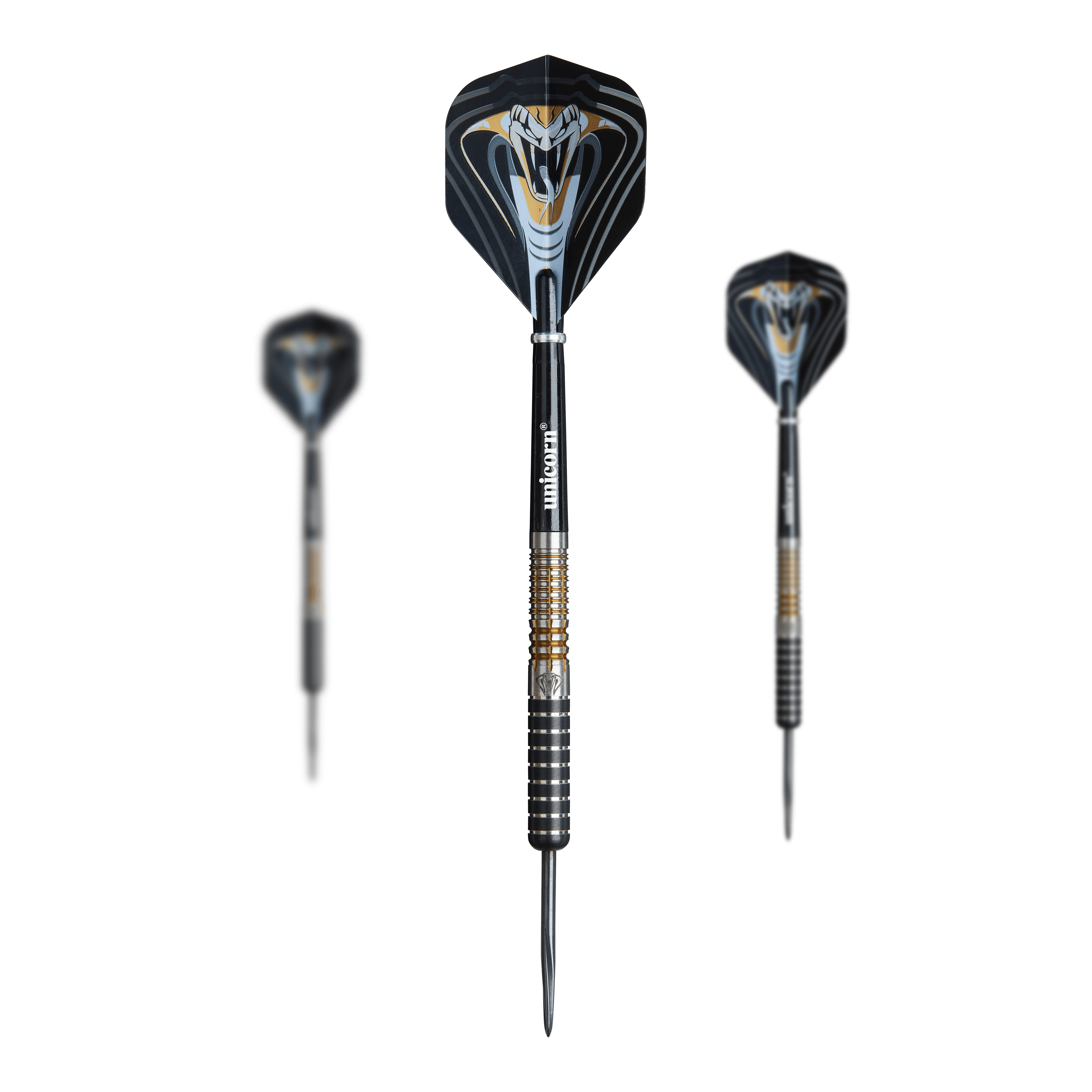 Auf dem Bild sind drei Steeldarts des Modells "Unicorn Maestro Jeffrey De Zwaan Phase 3" zu sehen. Die Darts haben schwarze Flights mit einem auffälligen, weißen Kobramotiv.